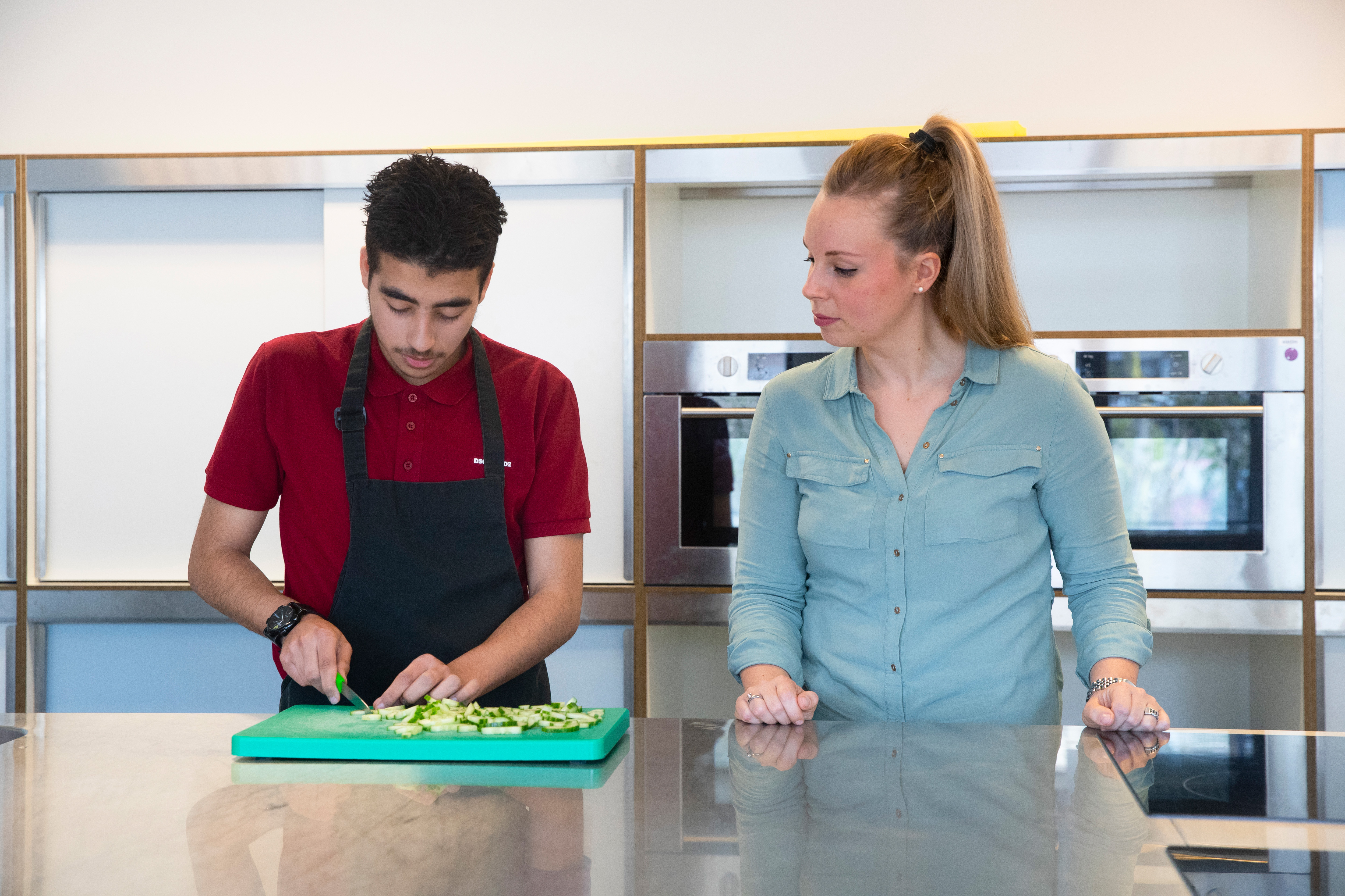 Student snijdt iets op een snijplank
