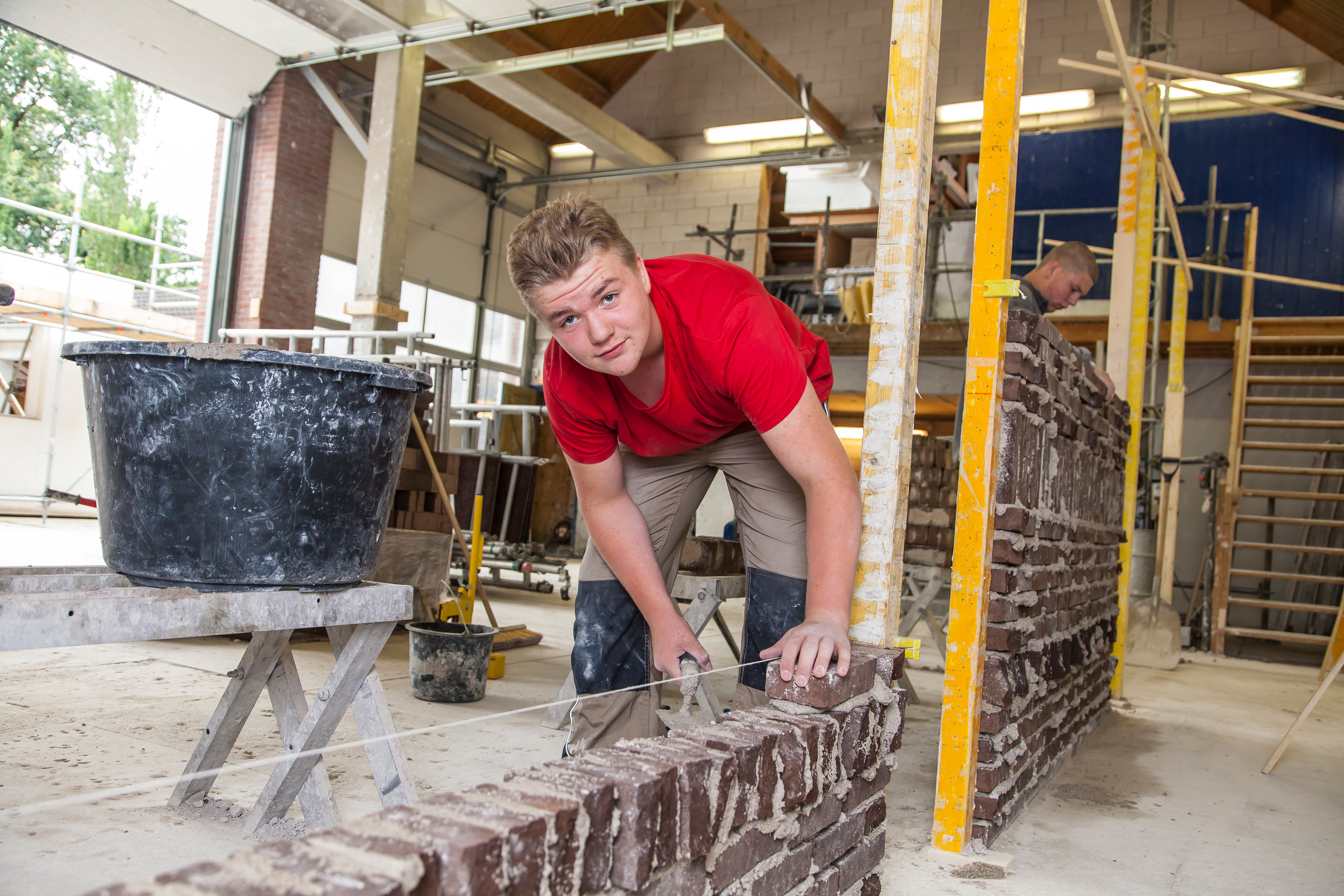 Jongen metselt muurtje