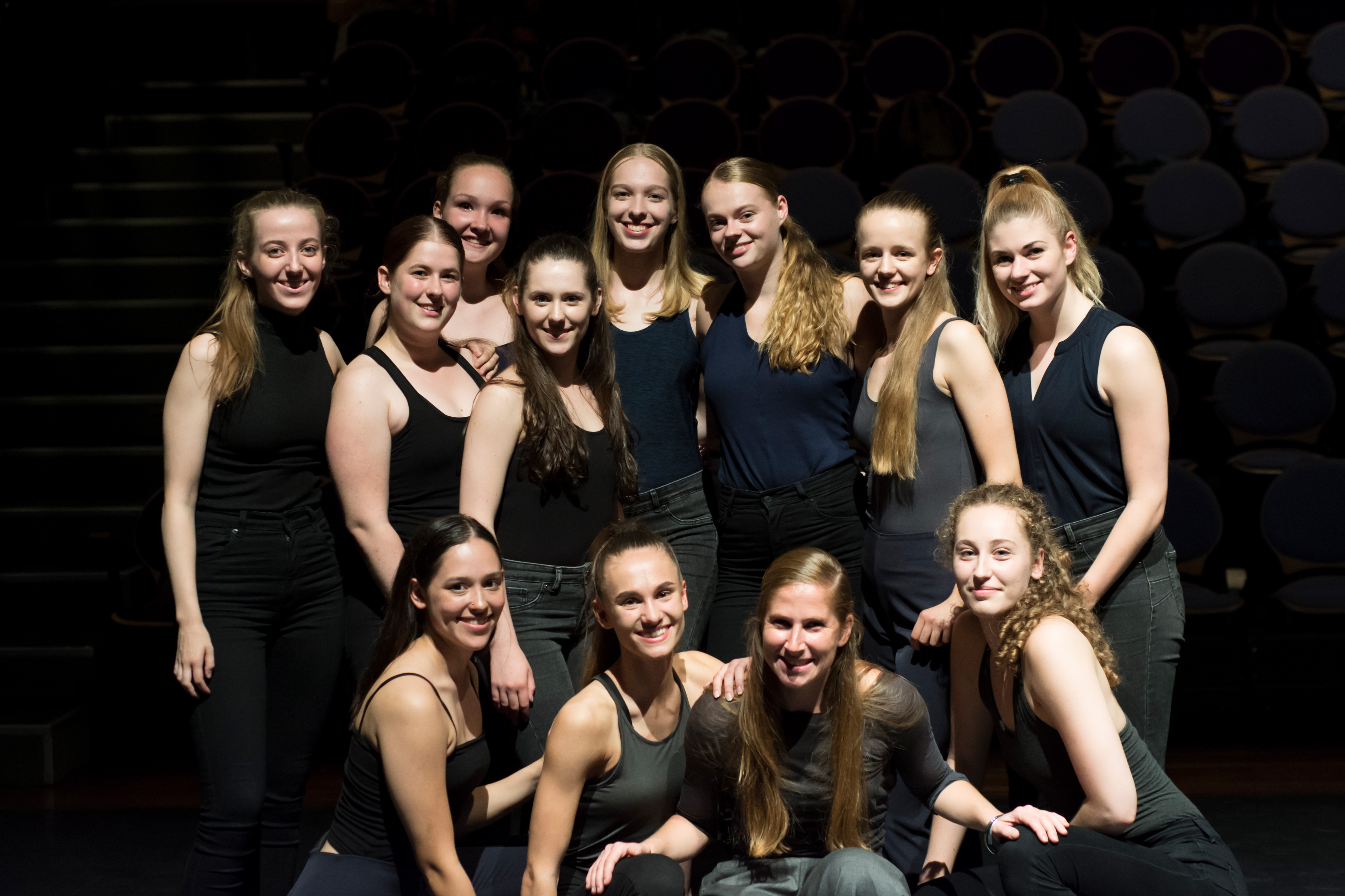 Studenten staan geposeerd voor de camera in een groep