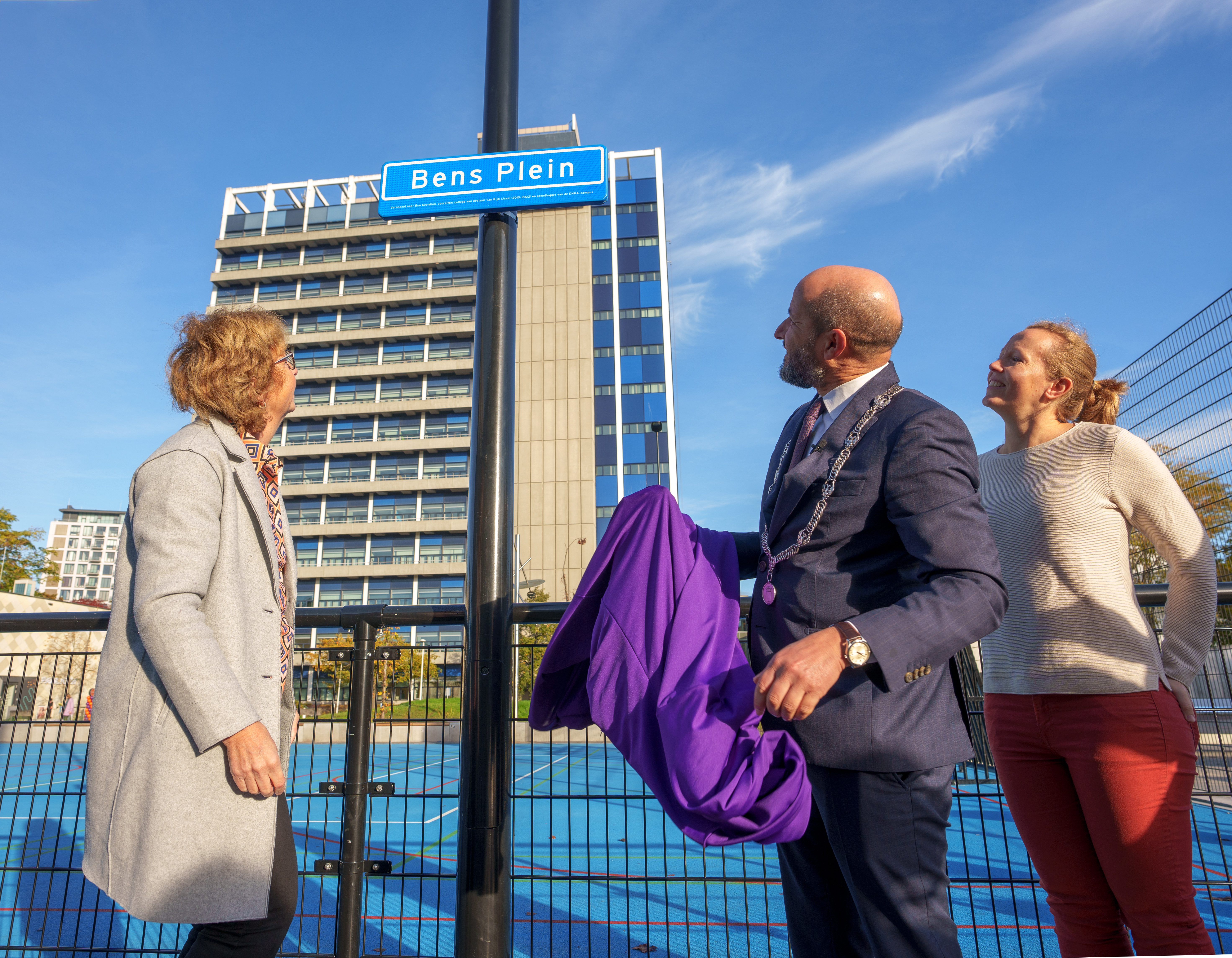 Burgemeester Marcouch onthult Bens Plein op ENKA-campus