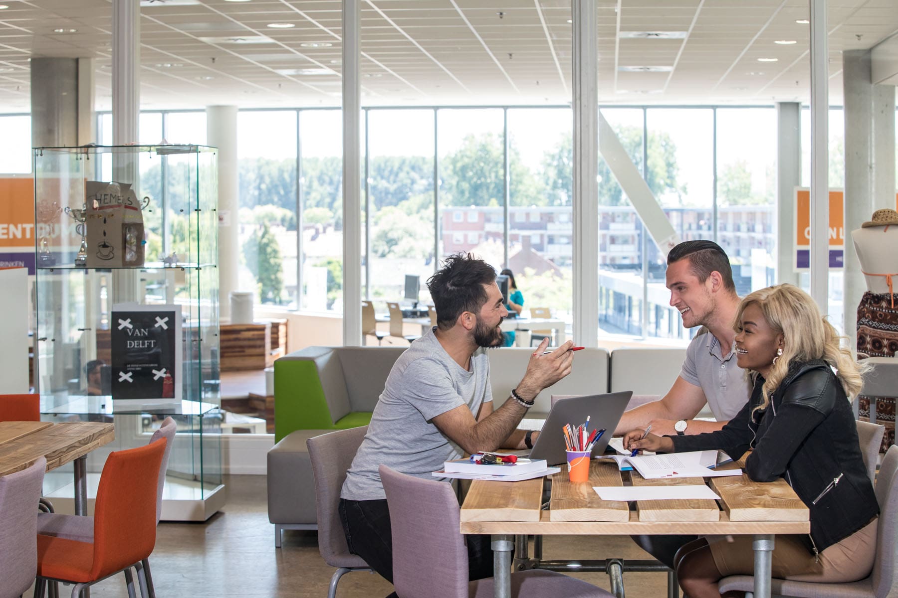 Studenten overleggen met elkaar