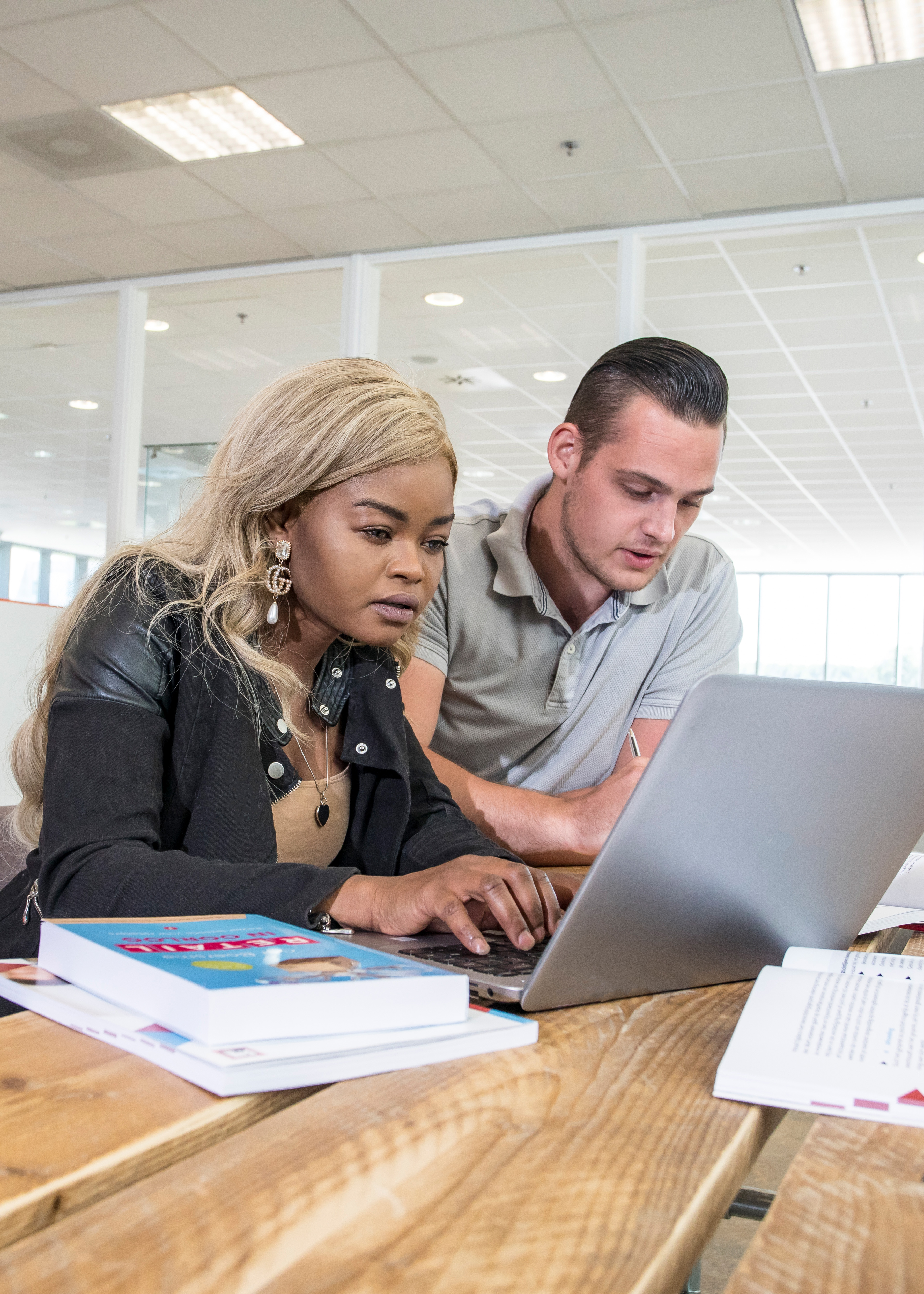 Studenten kijken samen op laptop