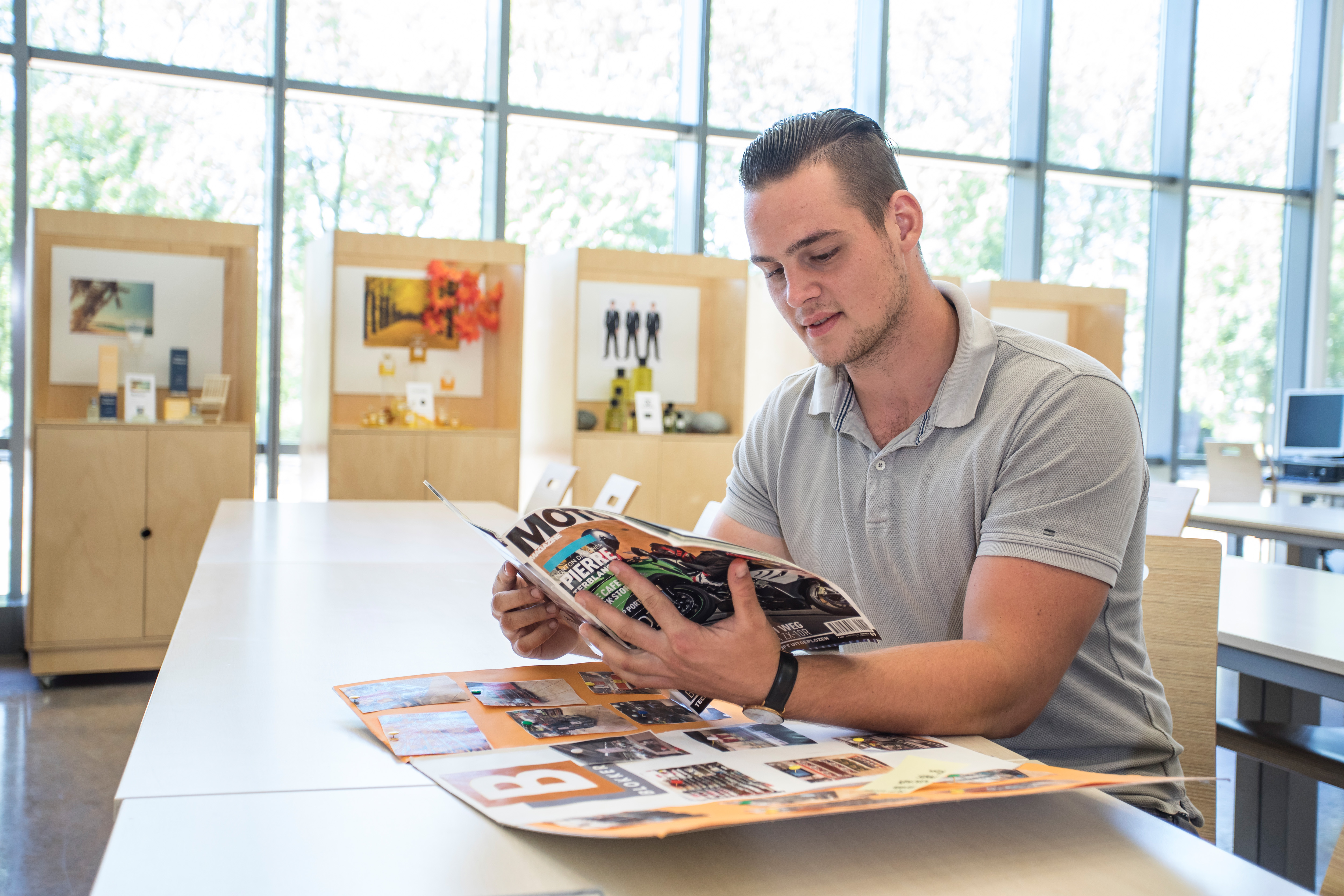 Student leest in een blad