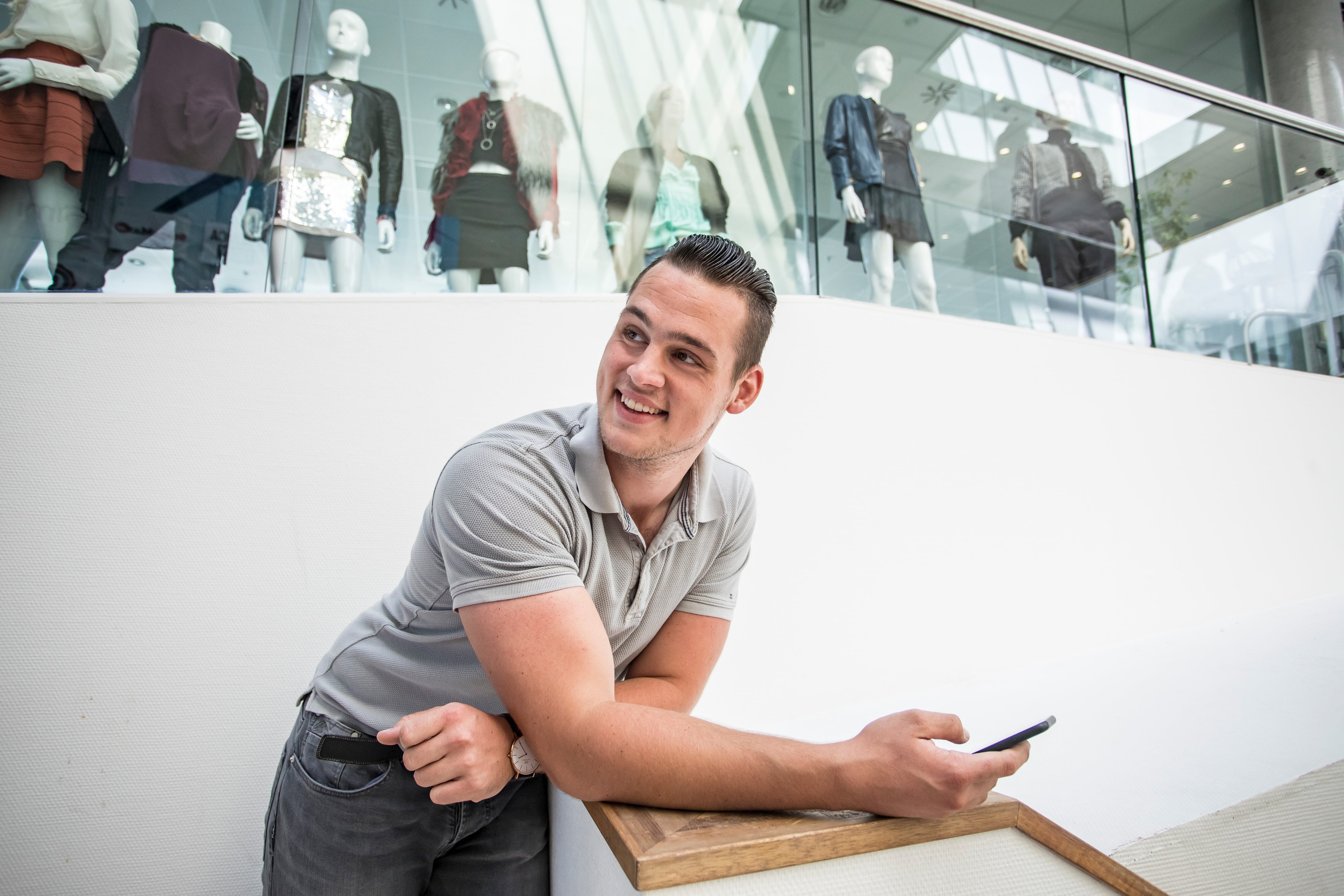 Student met telefoon in hand