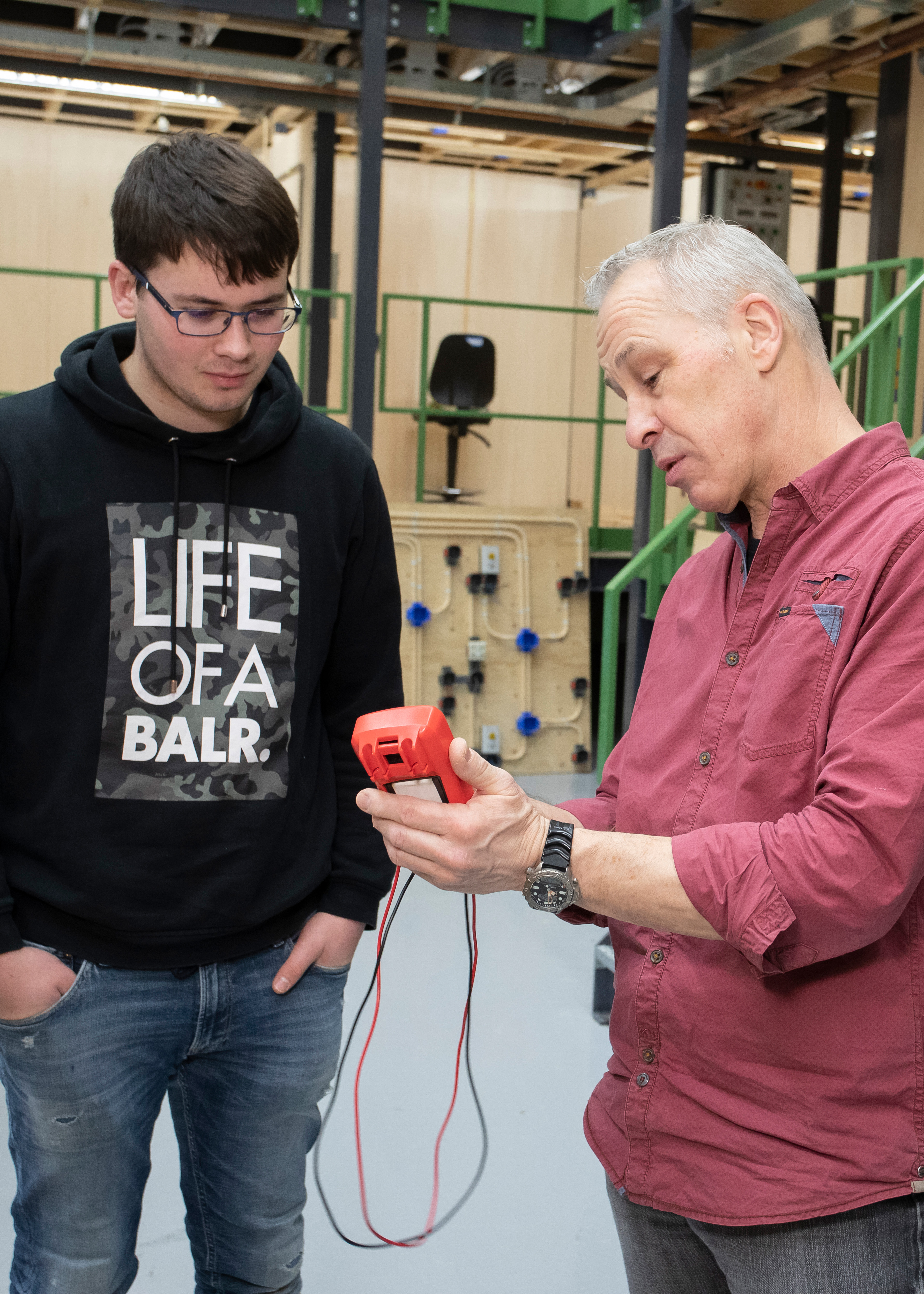 Student en docent werken samen