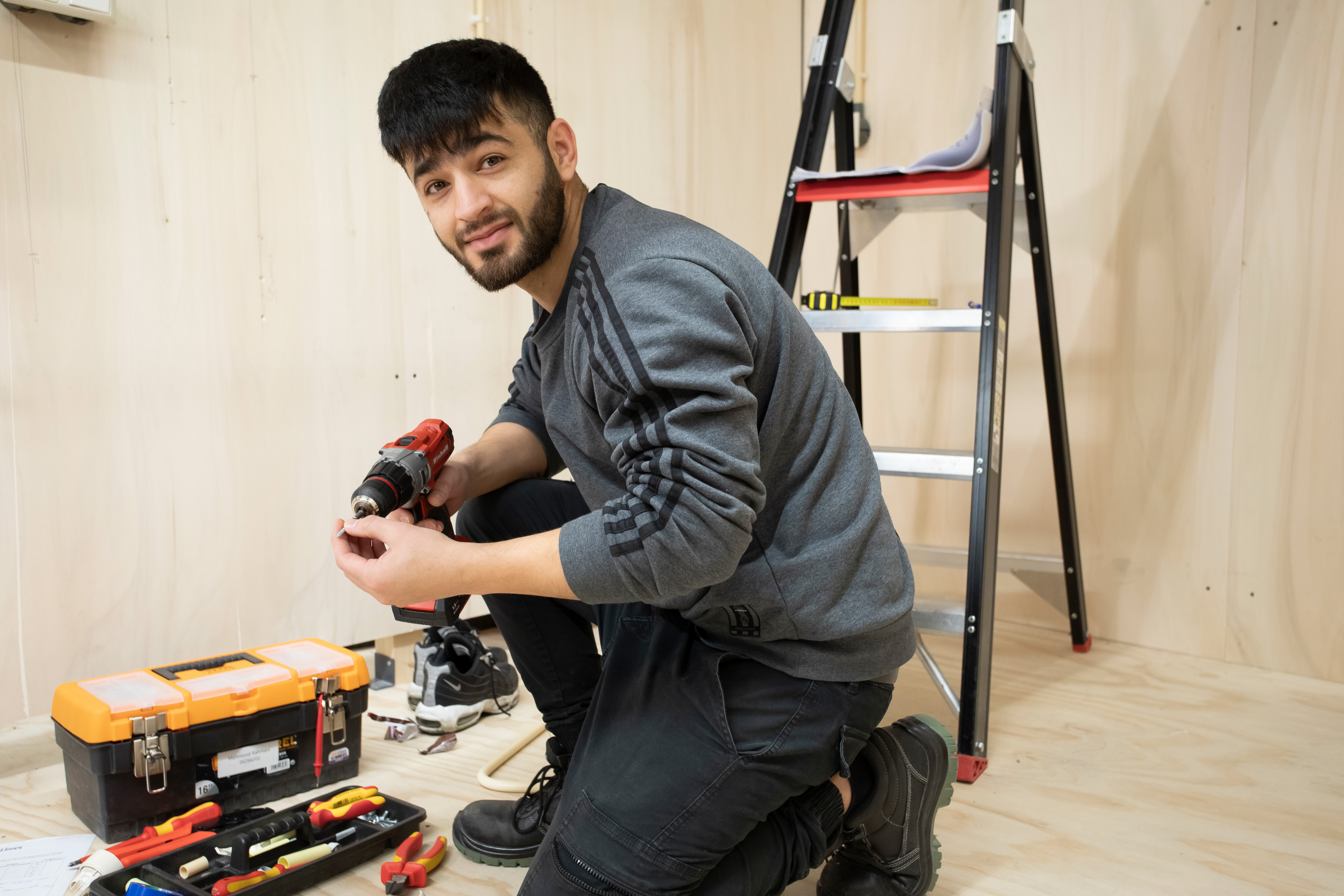 Jongen houdt boor vast