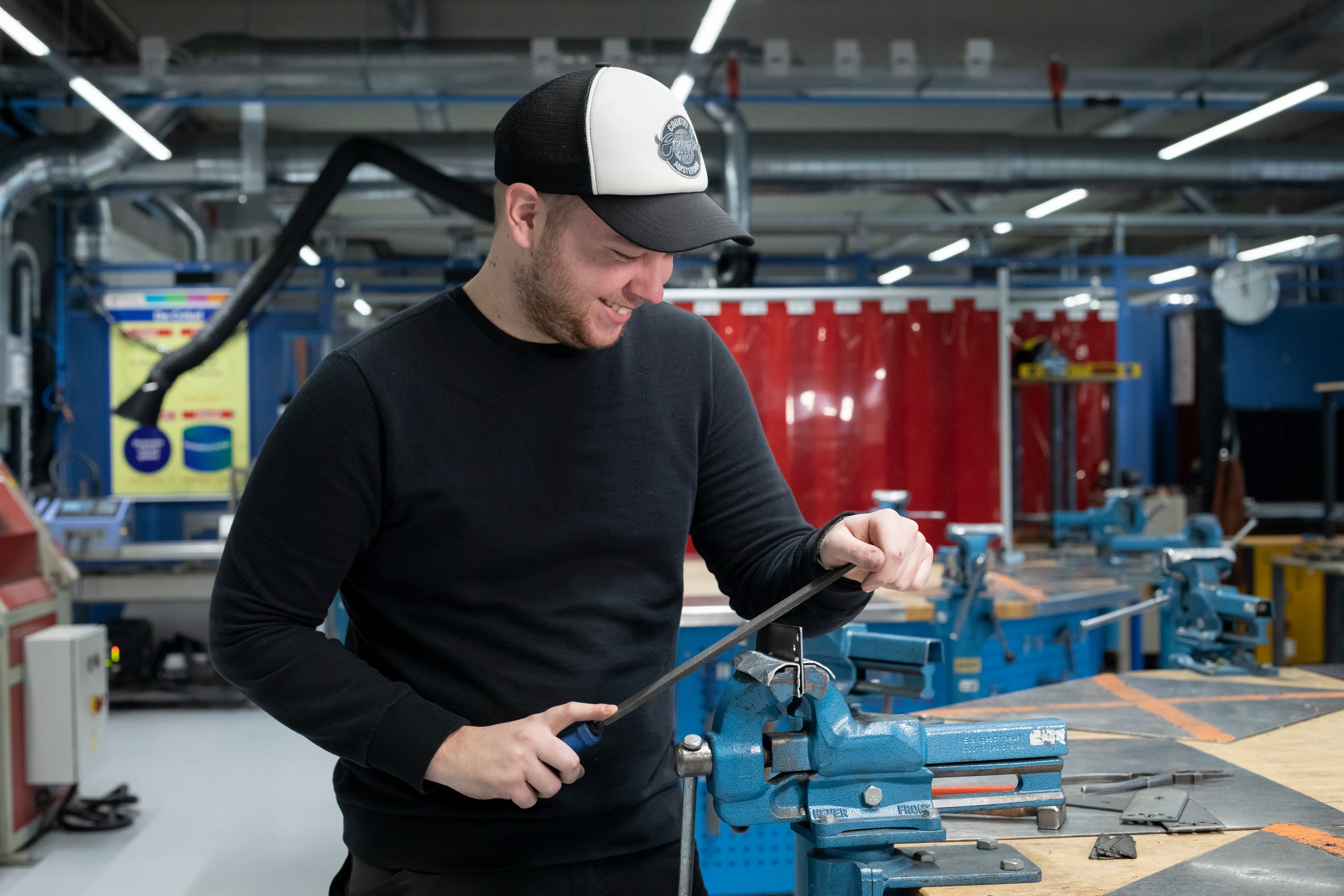Jongen bewerkt metaal