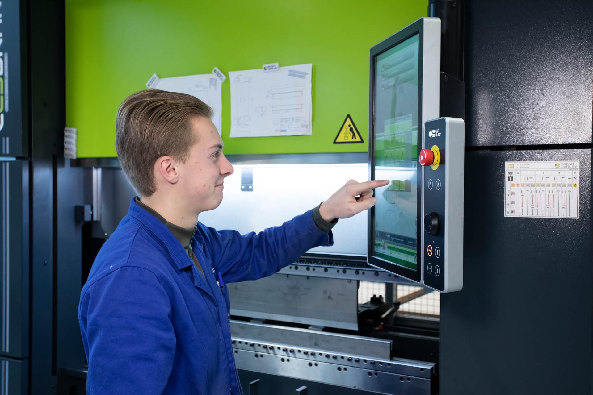 Student tikt op touchscreen van machine