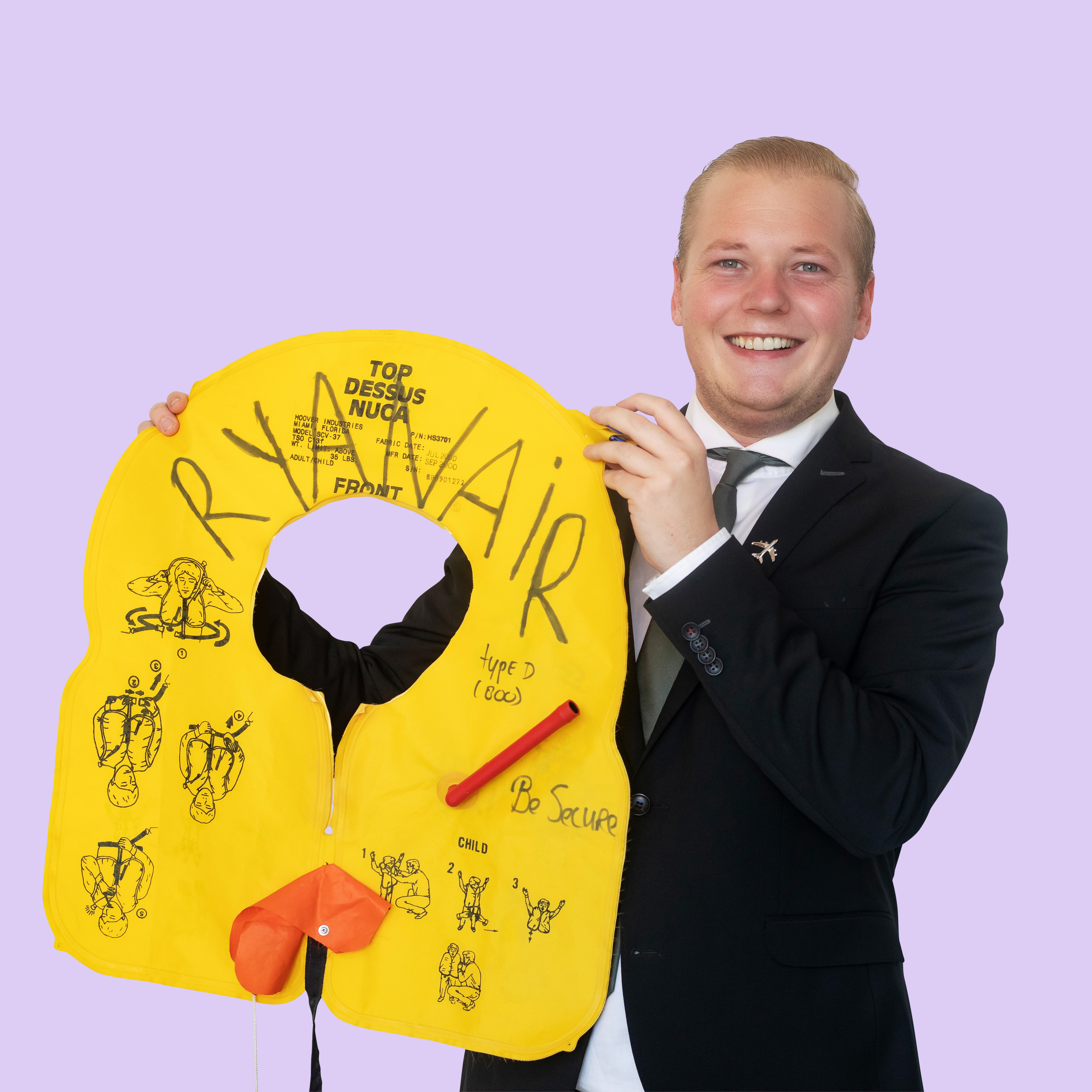 Jongen in een pak houdt een reddingsvest vast