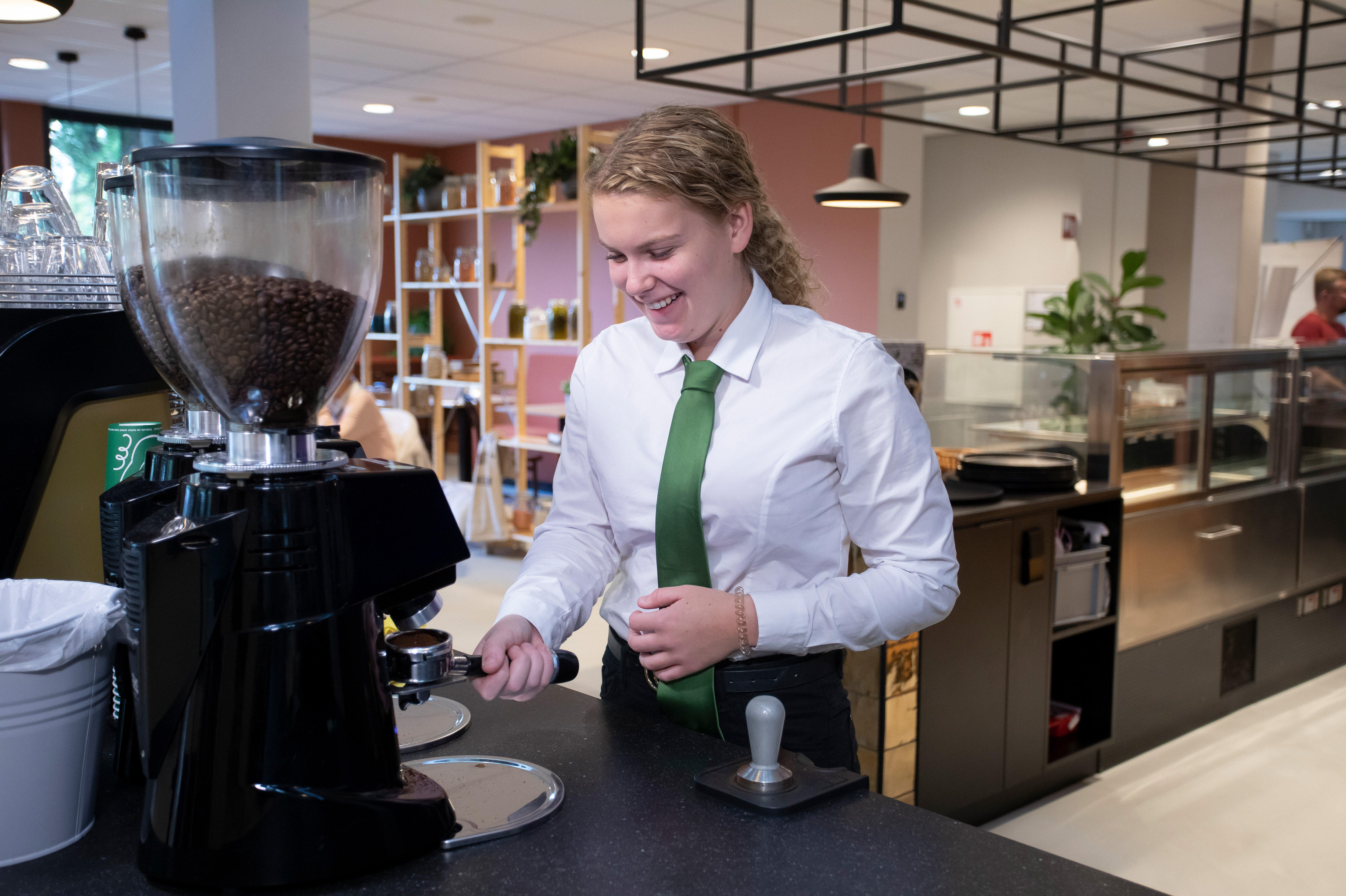 Meisje is koffie aan het zetten