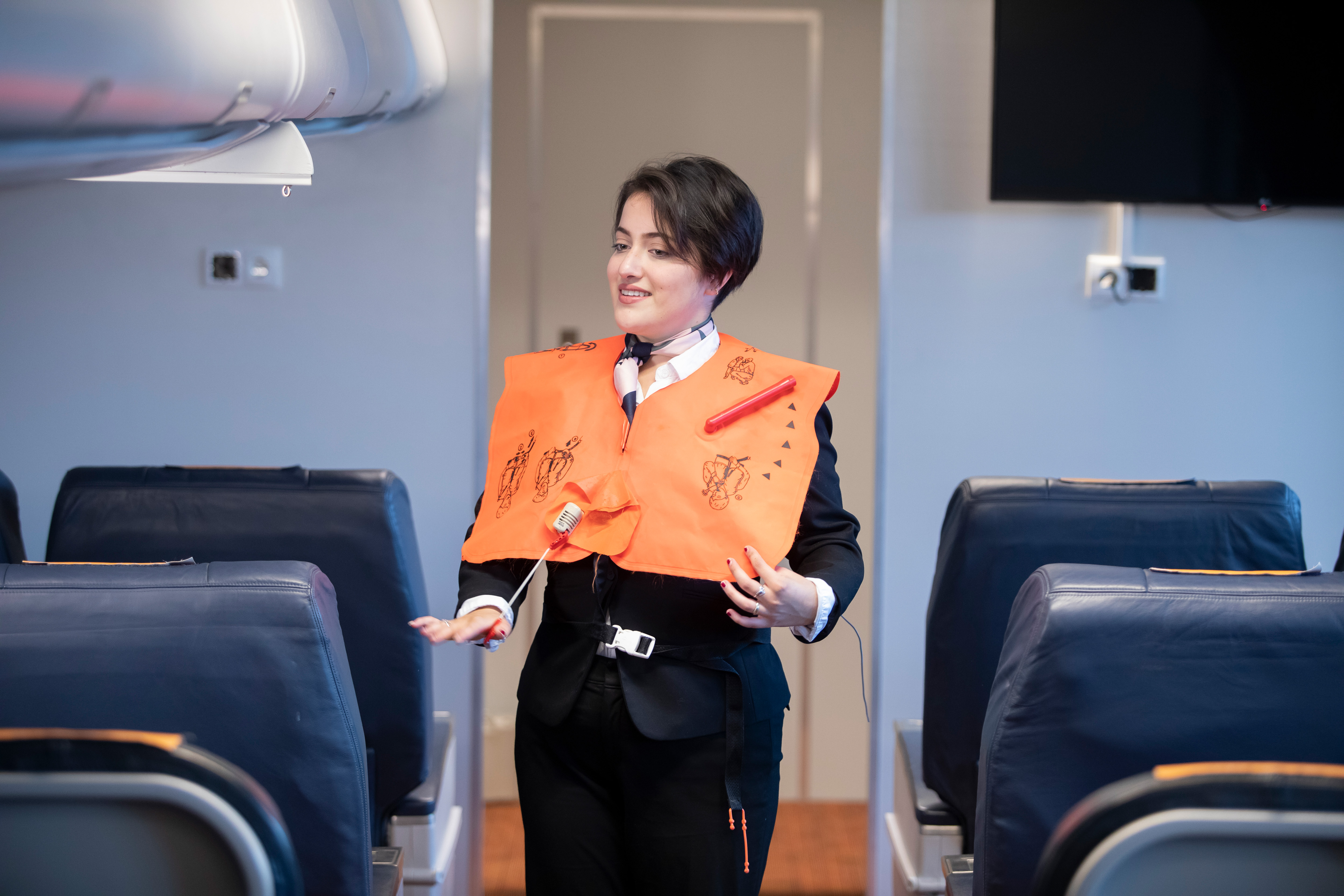 Student doet een reddingsvest om