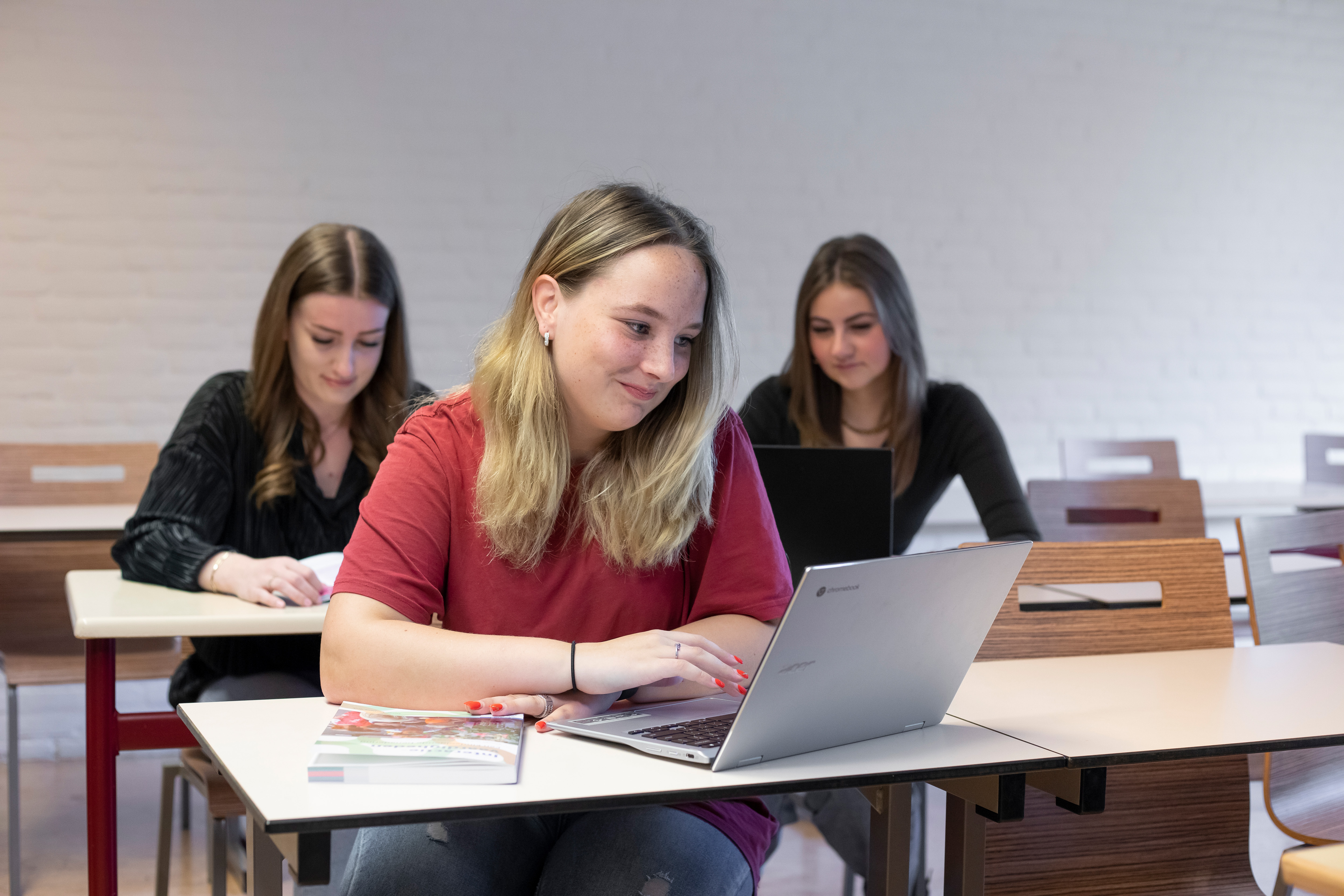 Student zit achter een laptop