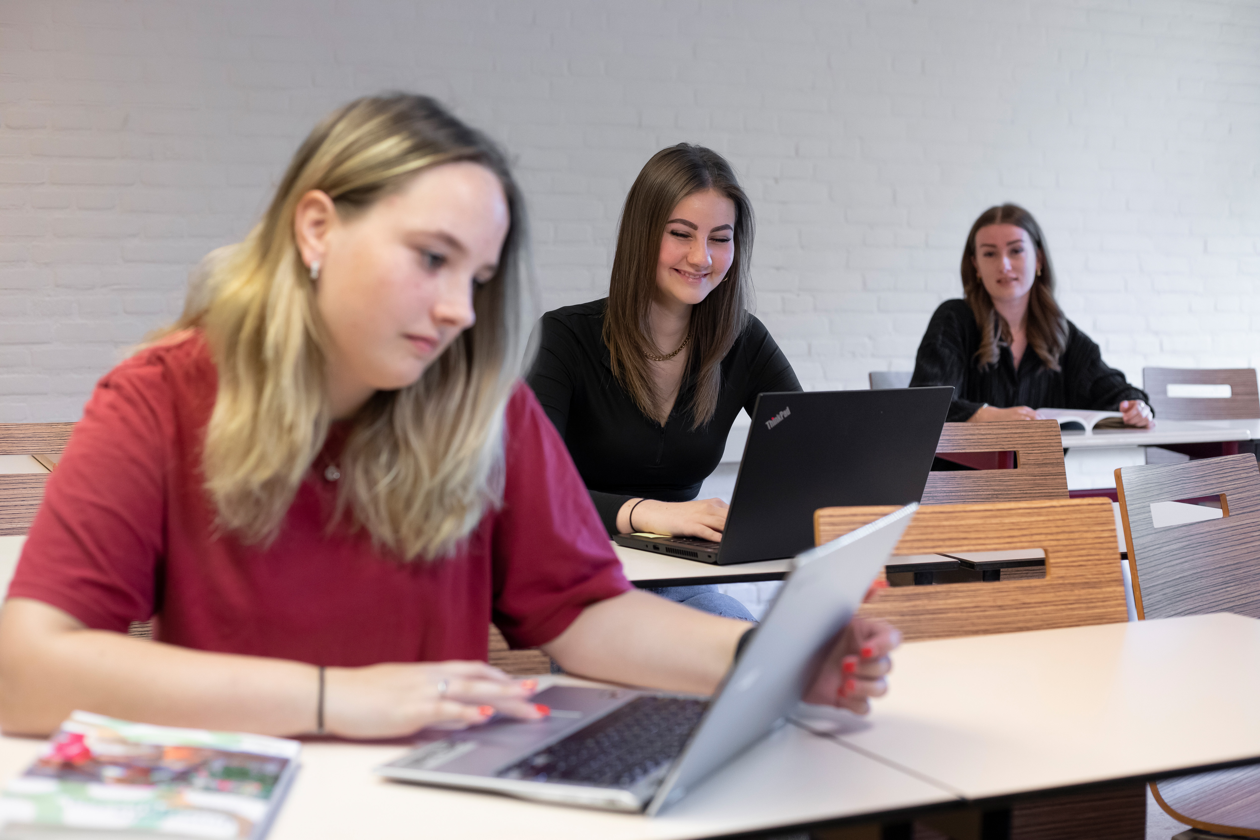 Student zit achter een laptop