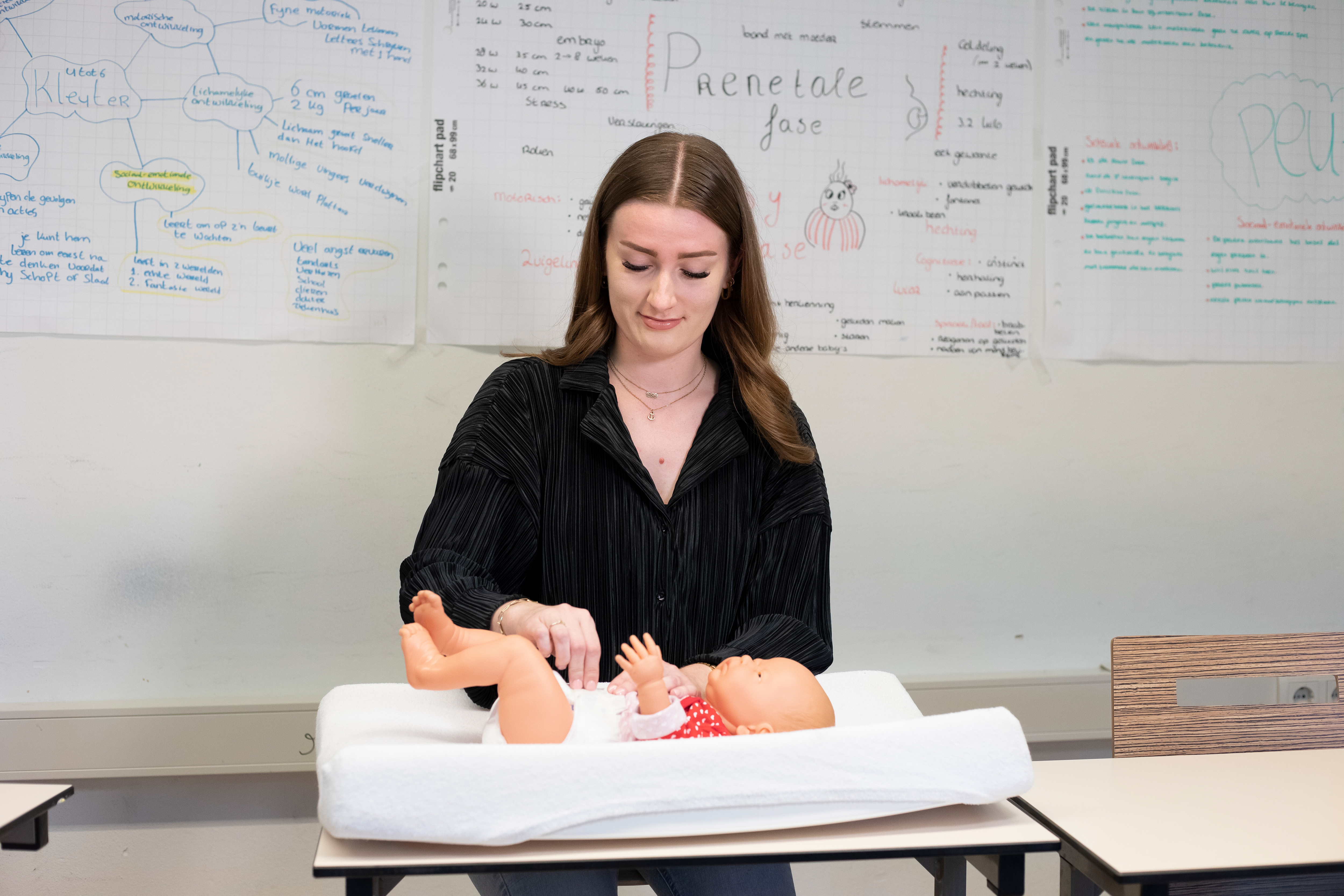 Student verschoont een baby