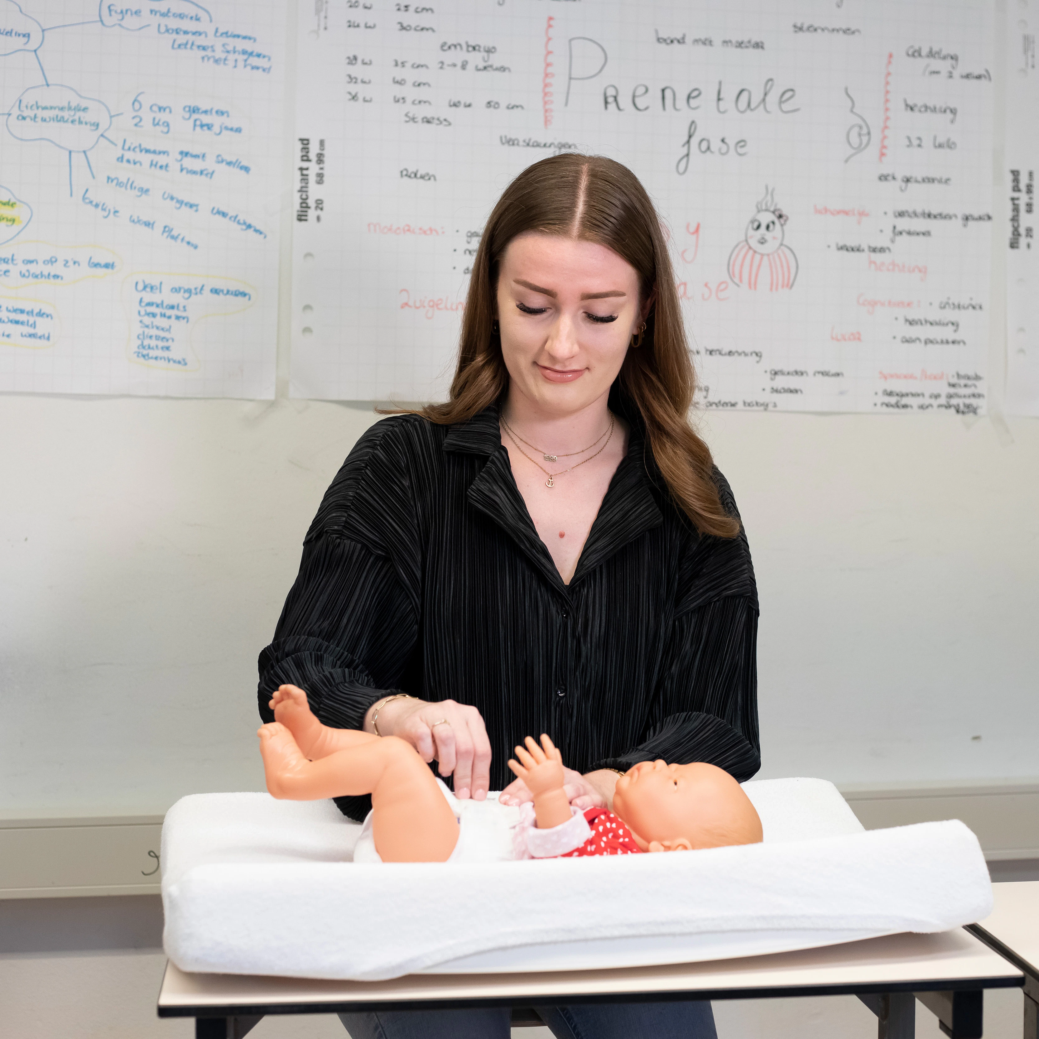 Student verschoont een baby