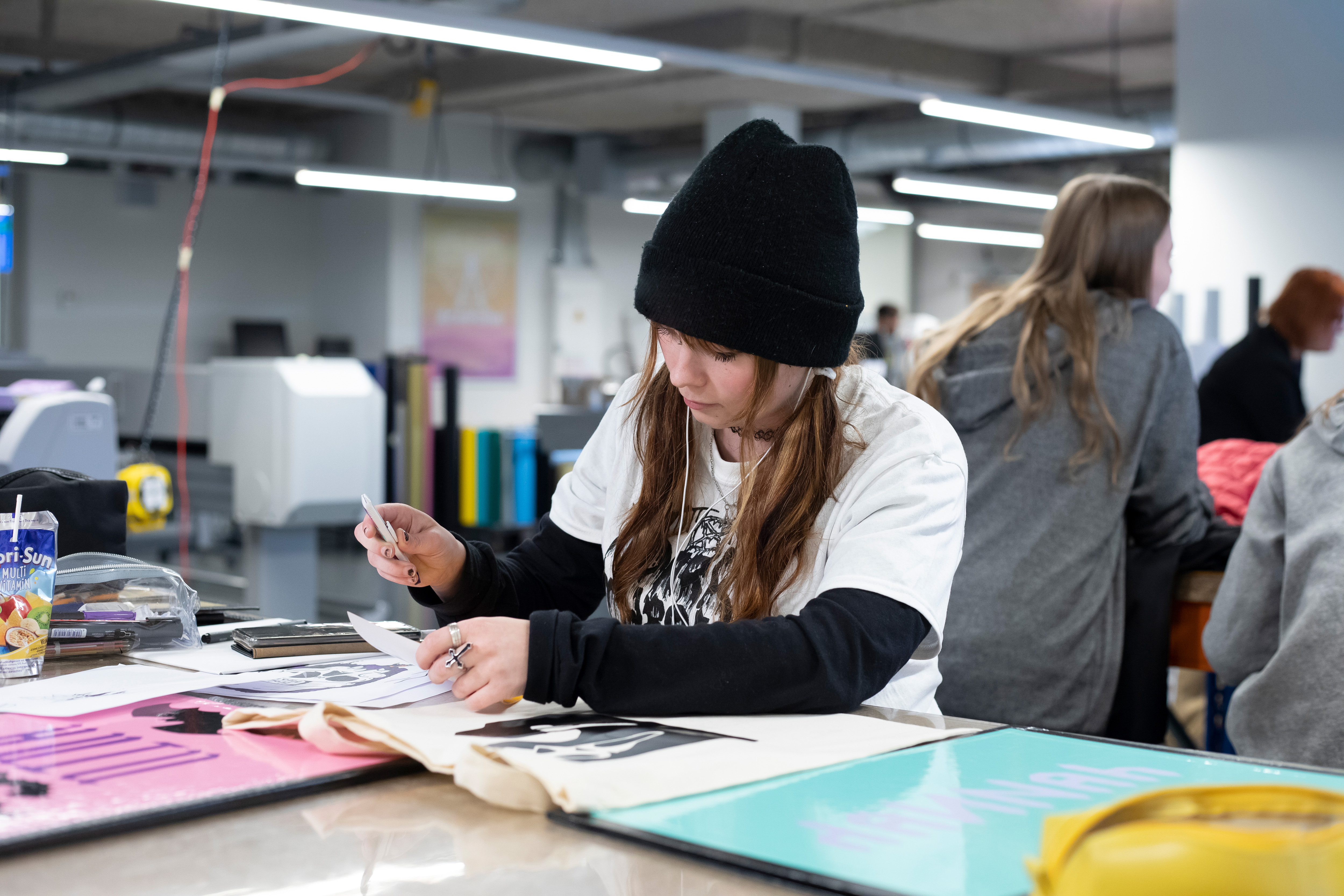 Student druk bezig met tekening