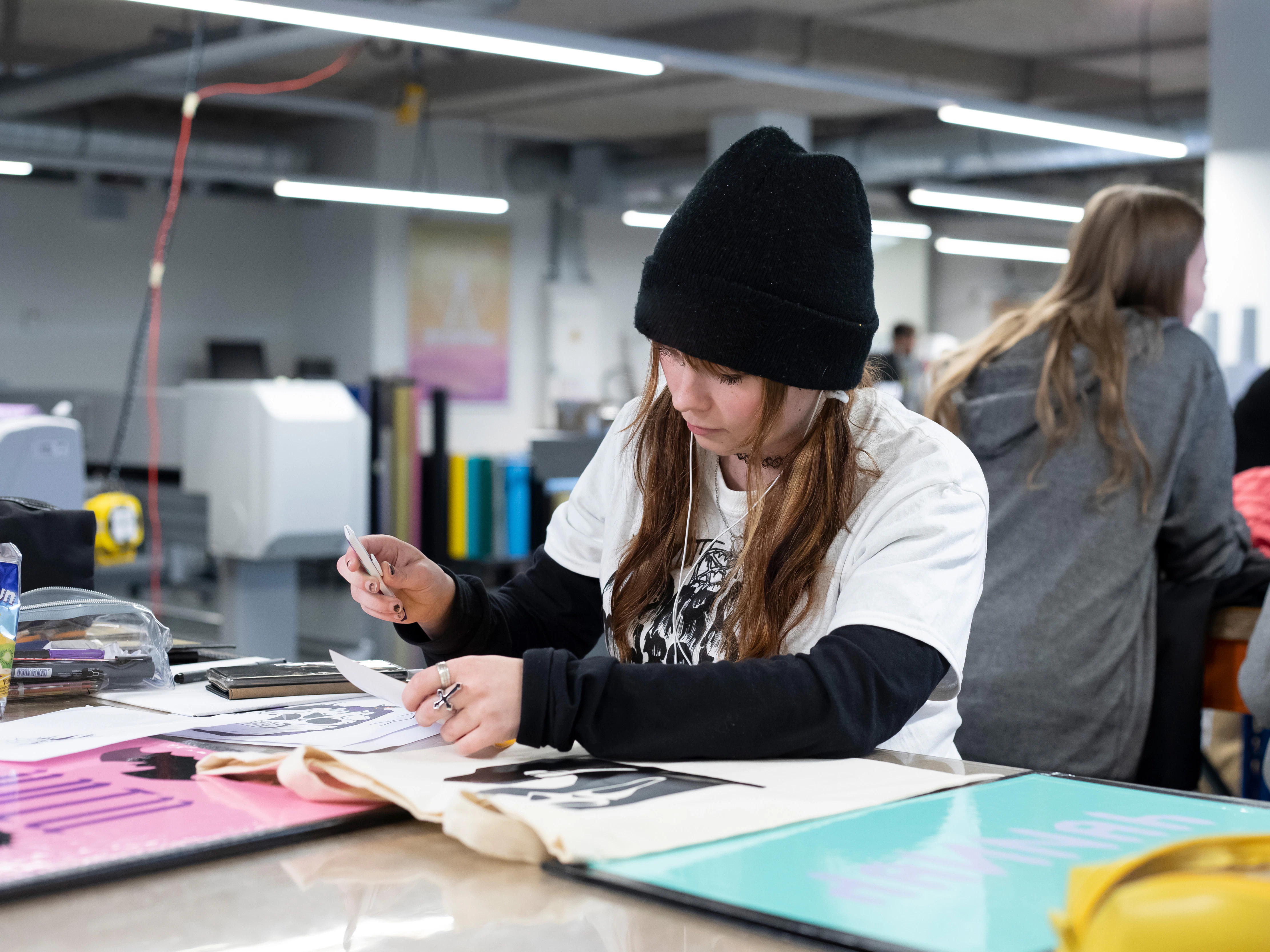 Student druk bezig met tekening