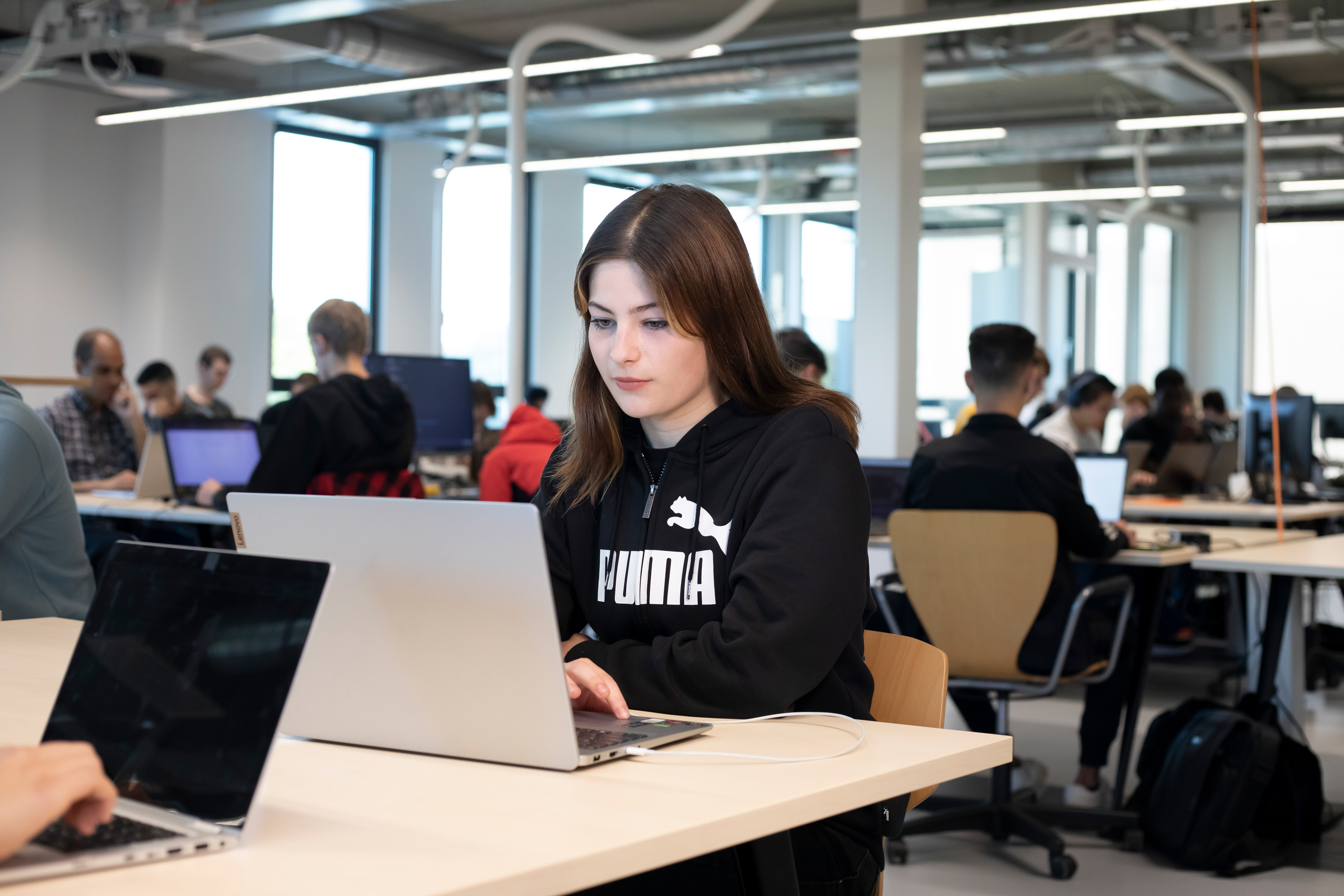 Student zit achter een laptop