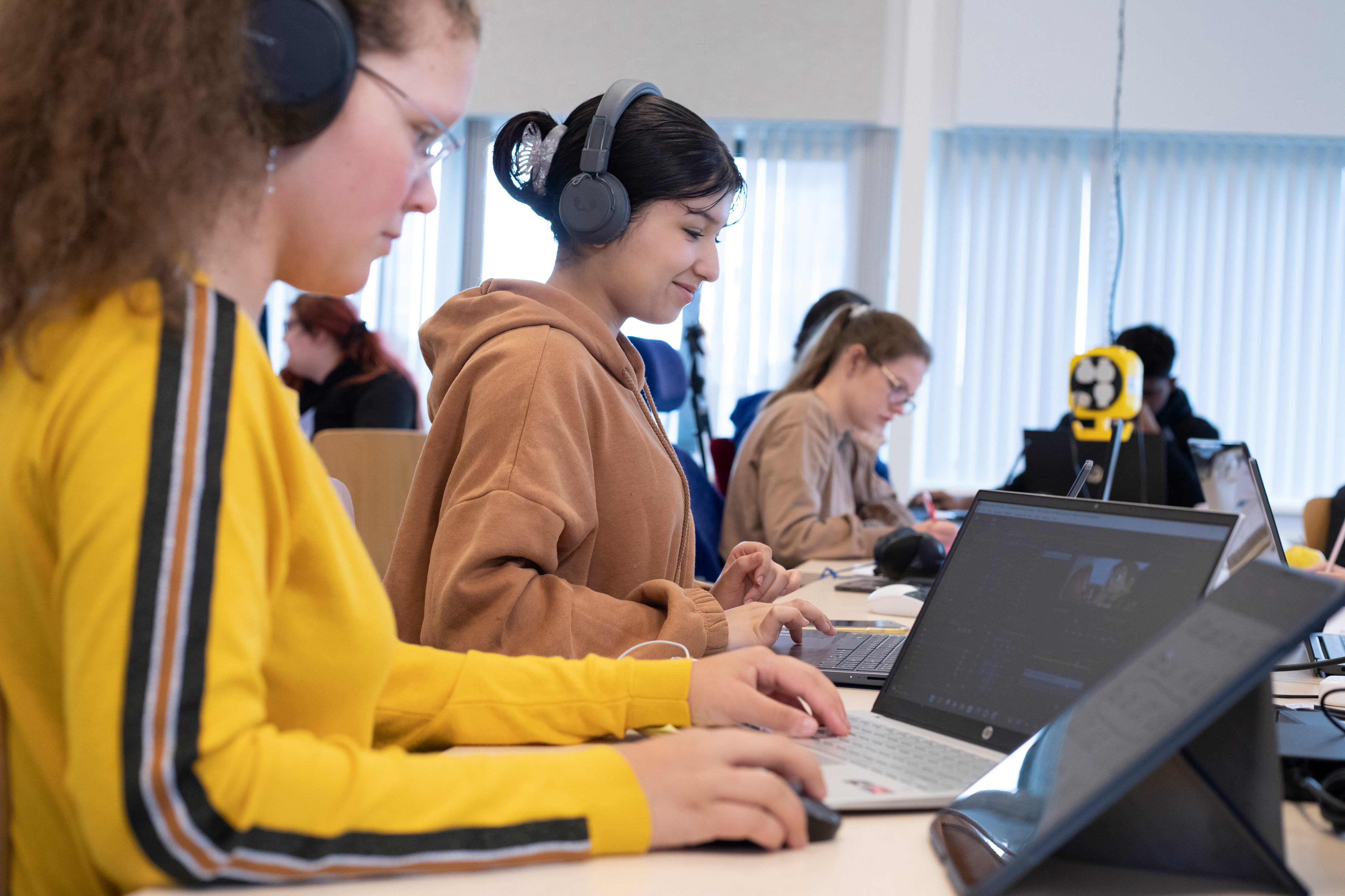 studenten met koptelefoons