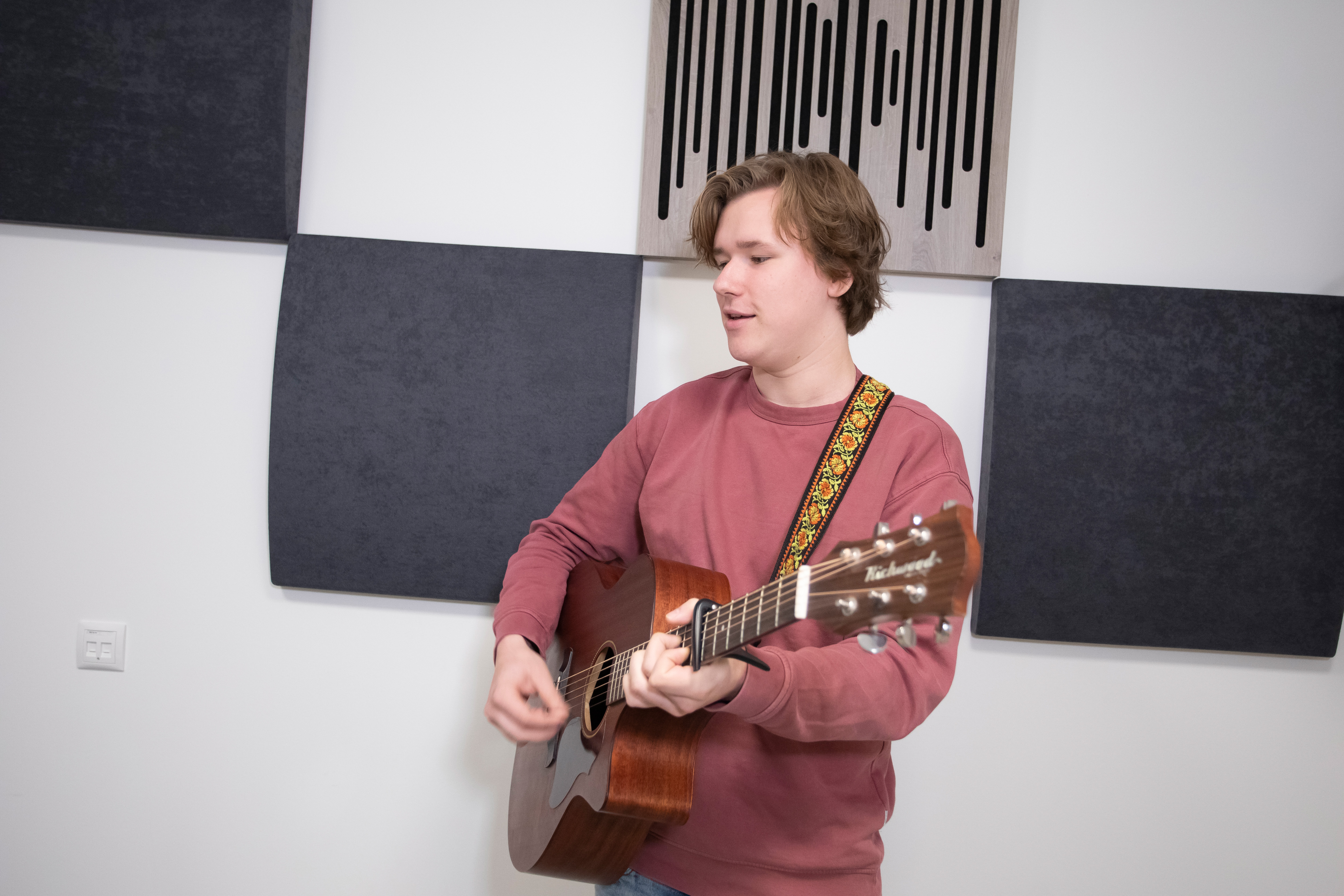 Student speelt gitaar
