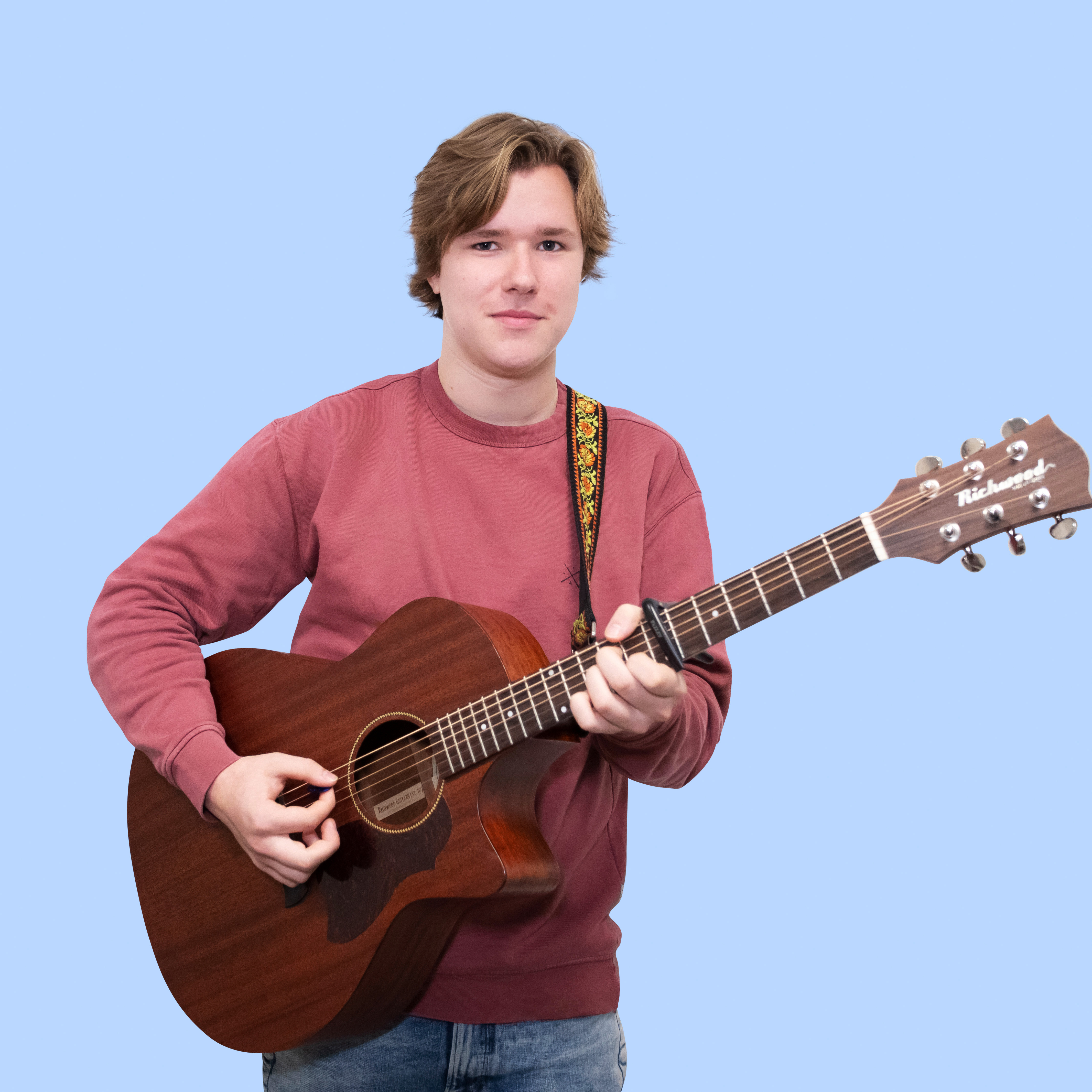 Student met een gitaar om de nek