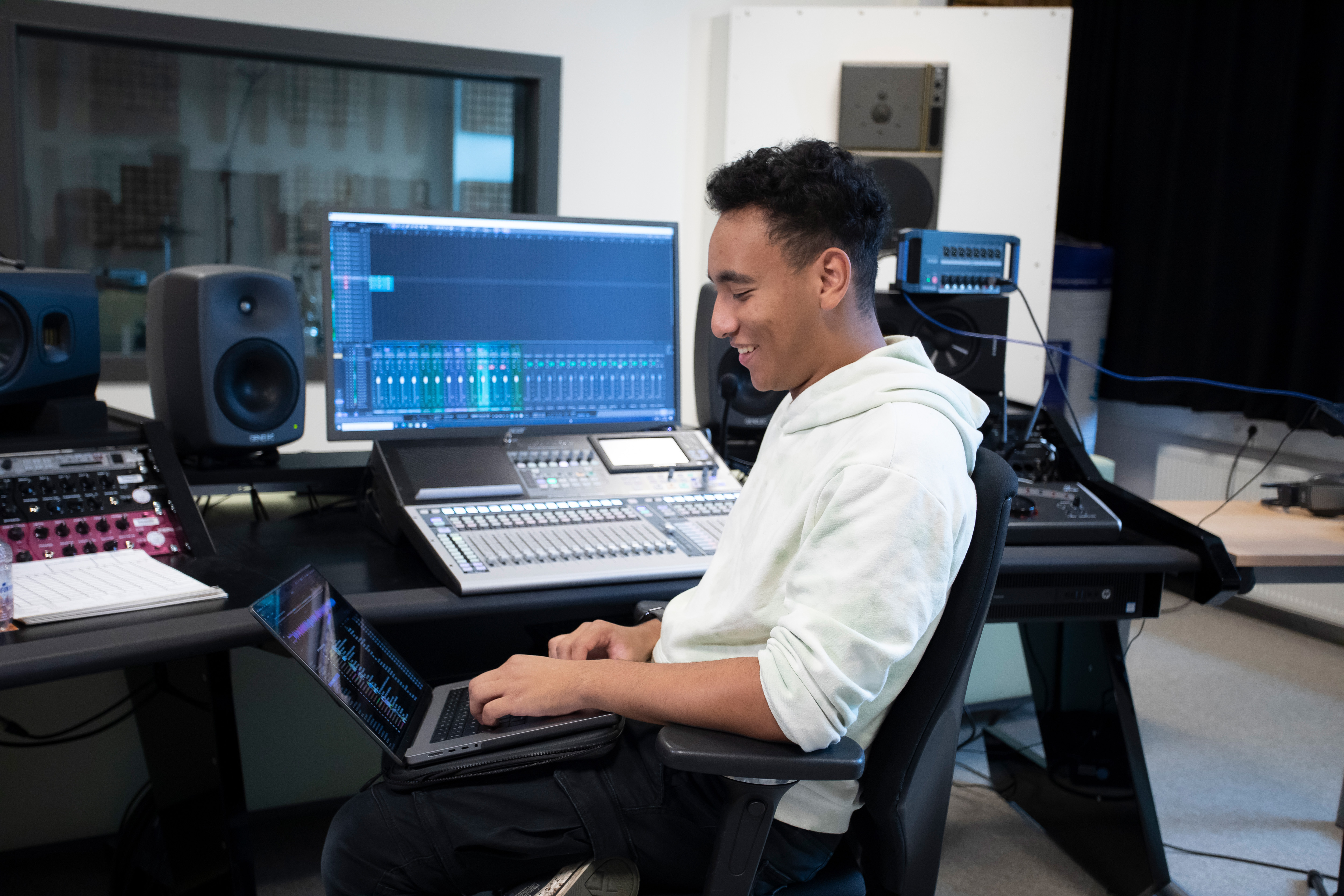 Student zit in een studio achter de laptop