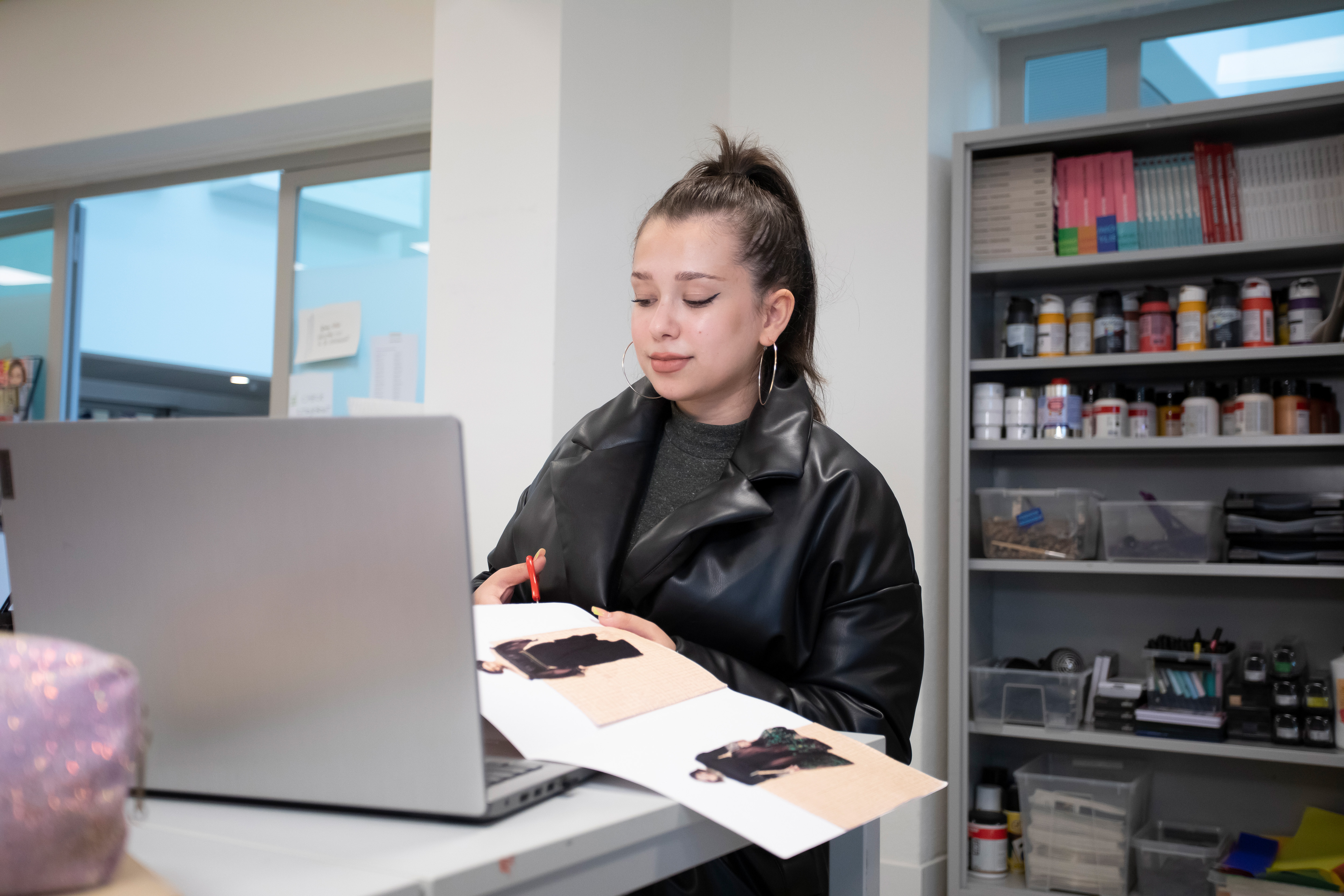 Student knipt iets uit