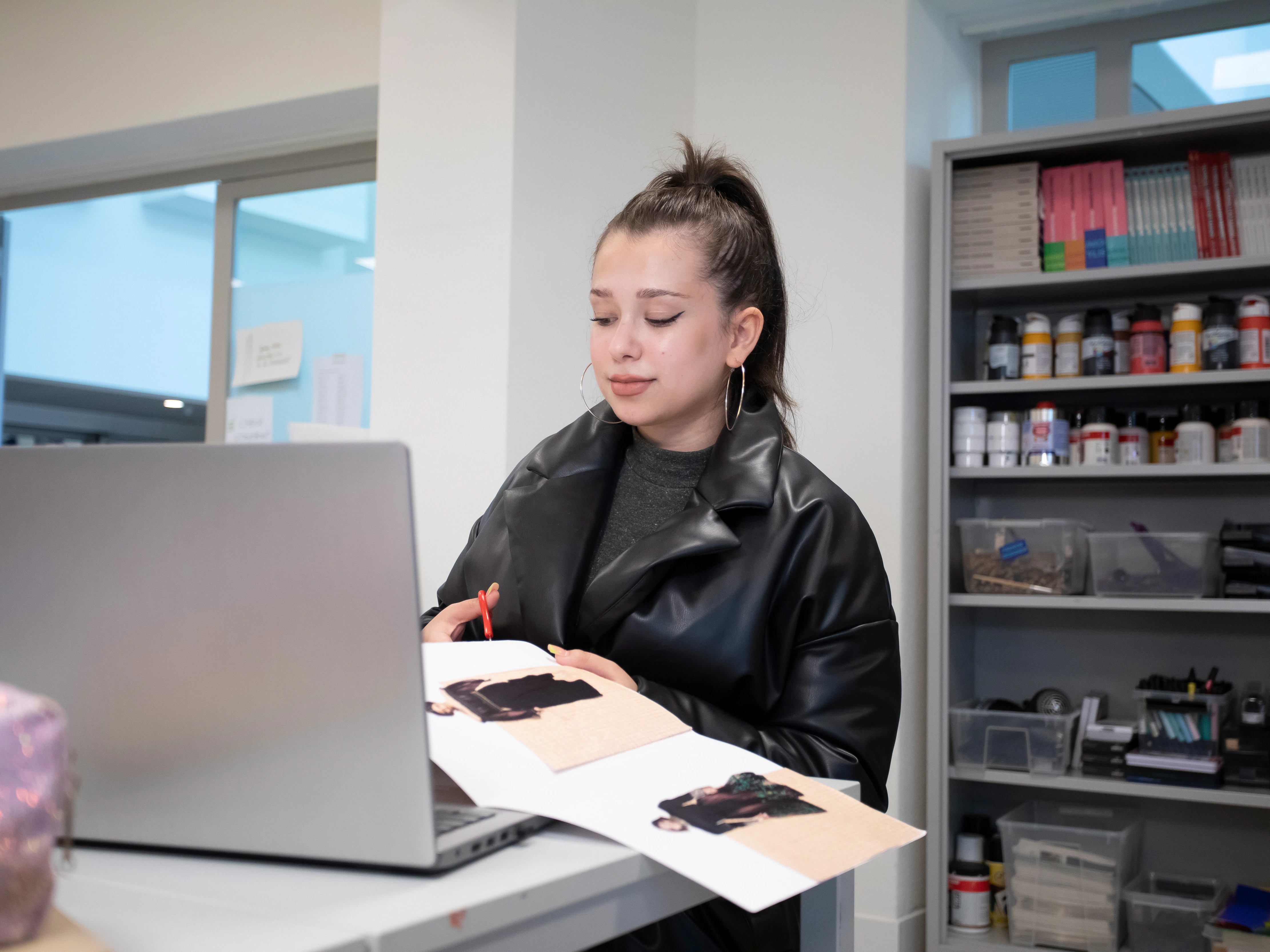 Student knipt iets uit
