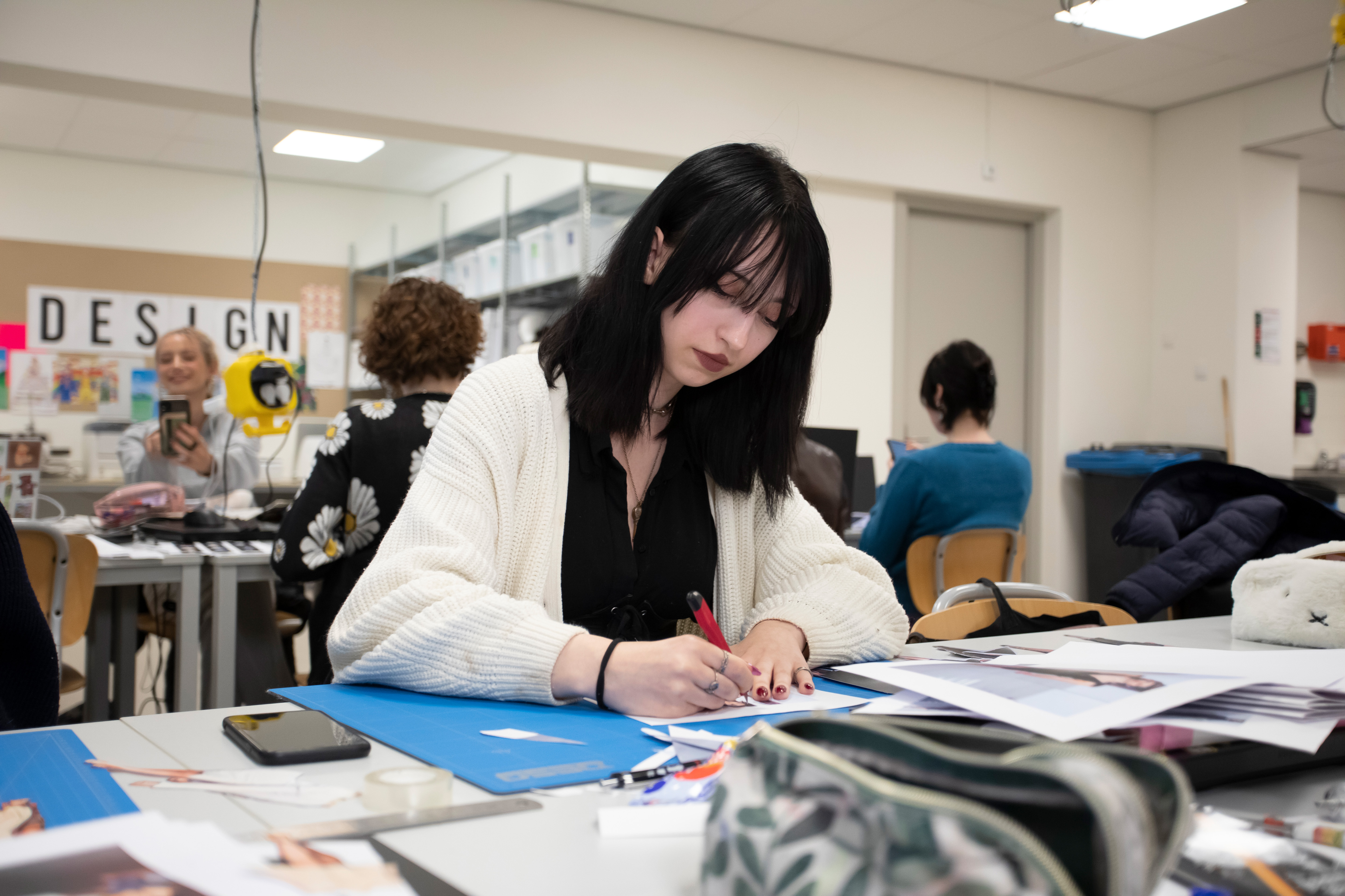 Student is bezig met iets tekenen