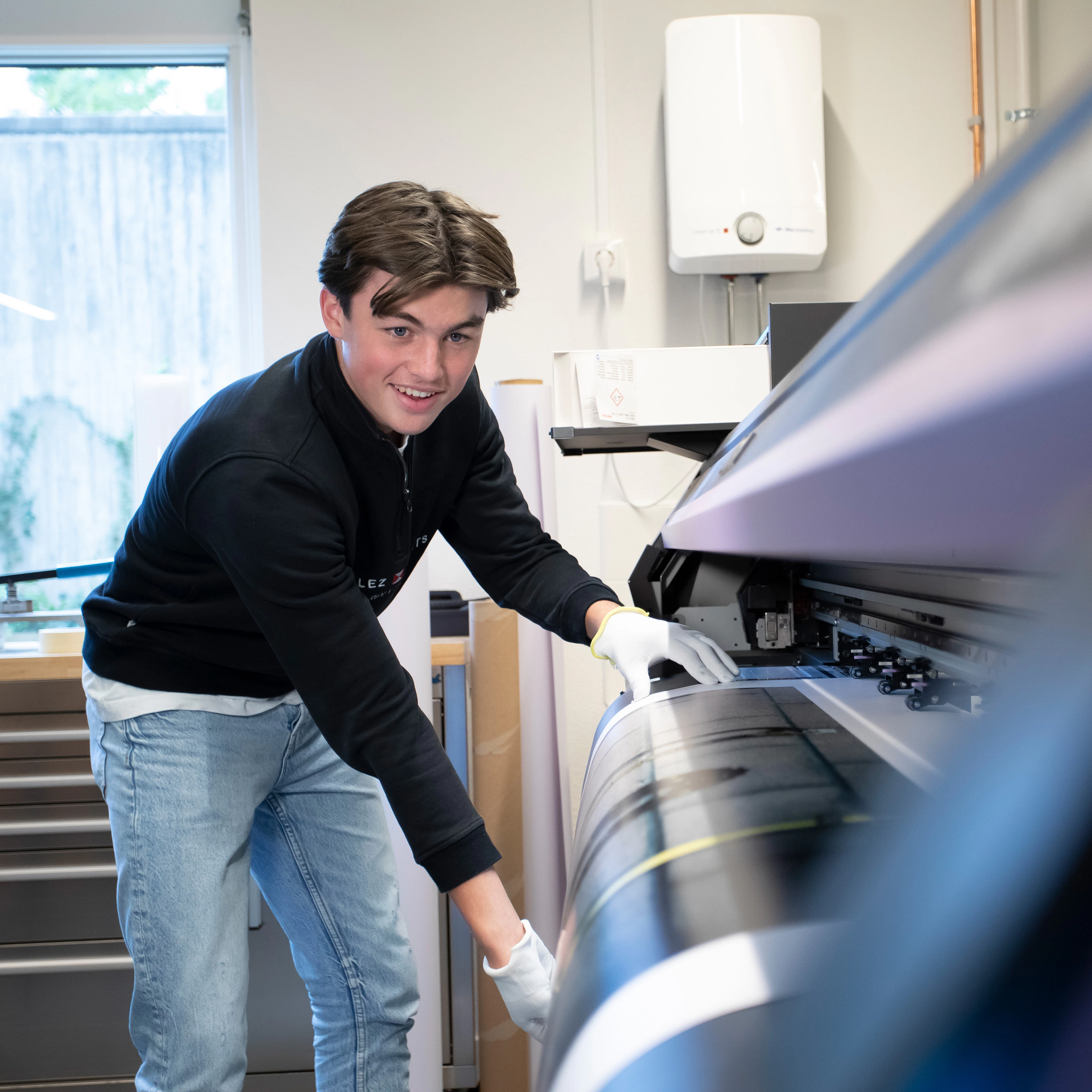 Student is bezig met een drukmachine