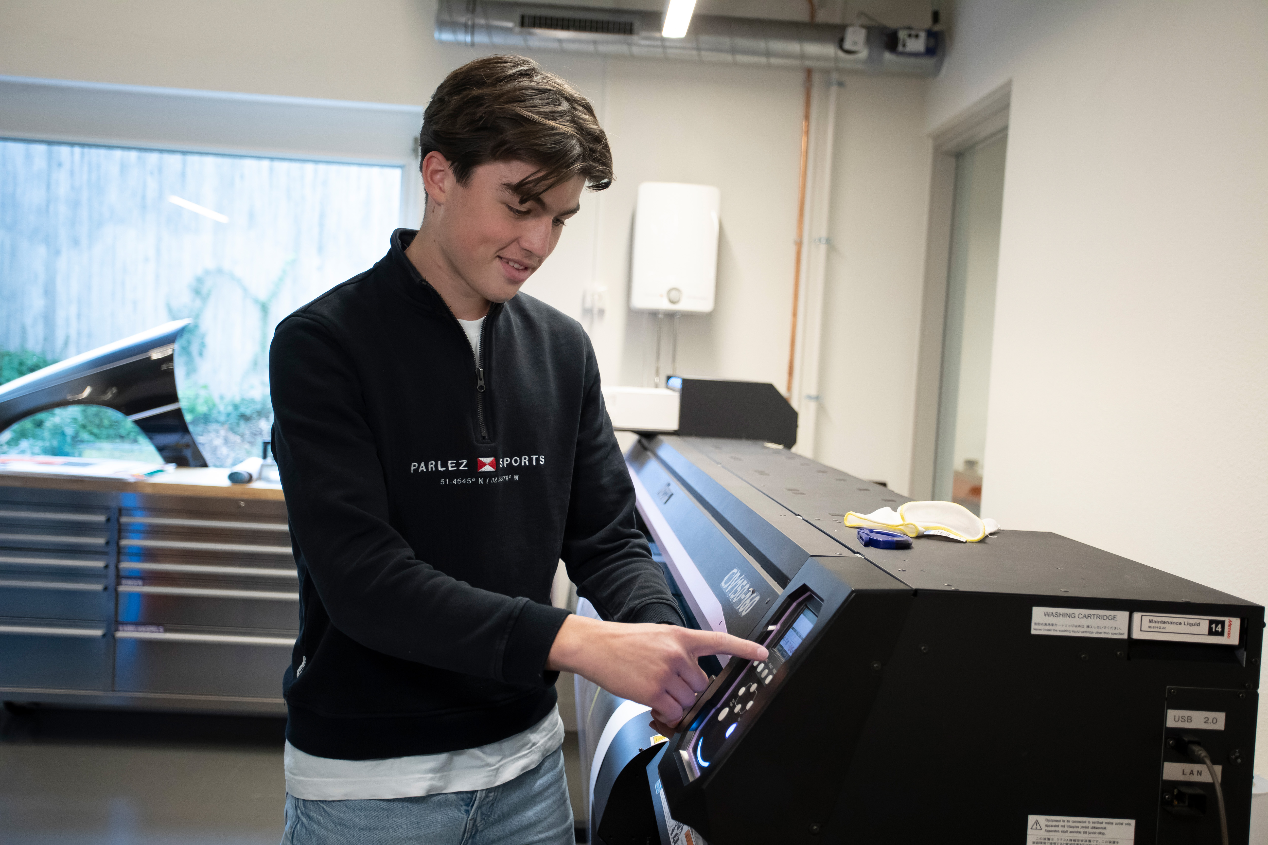 Student is bezig met een drukmachine