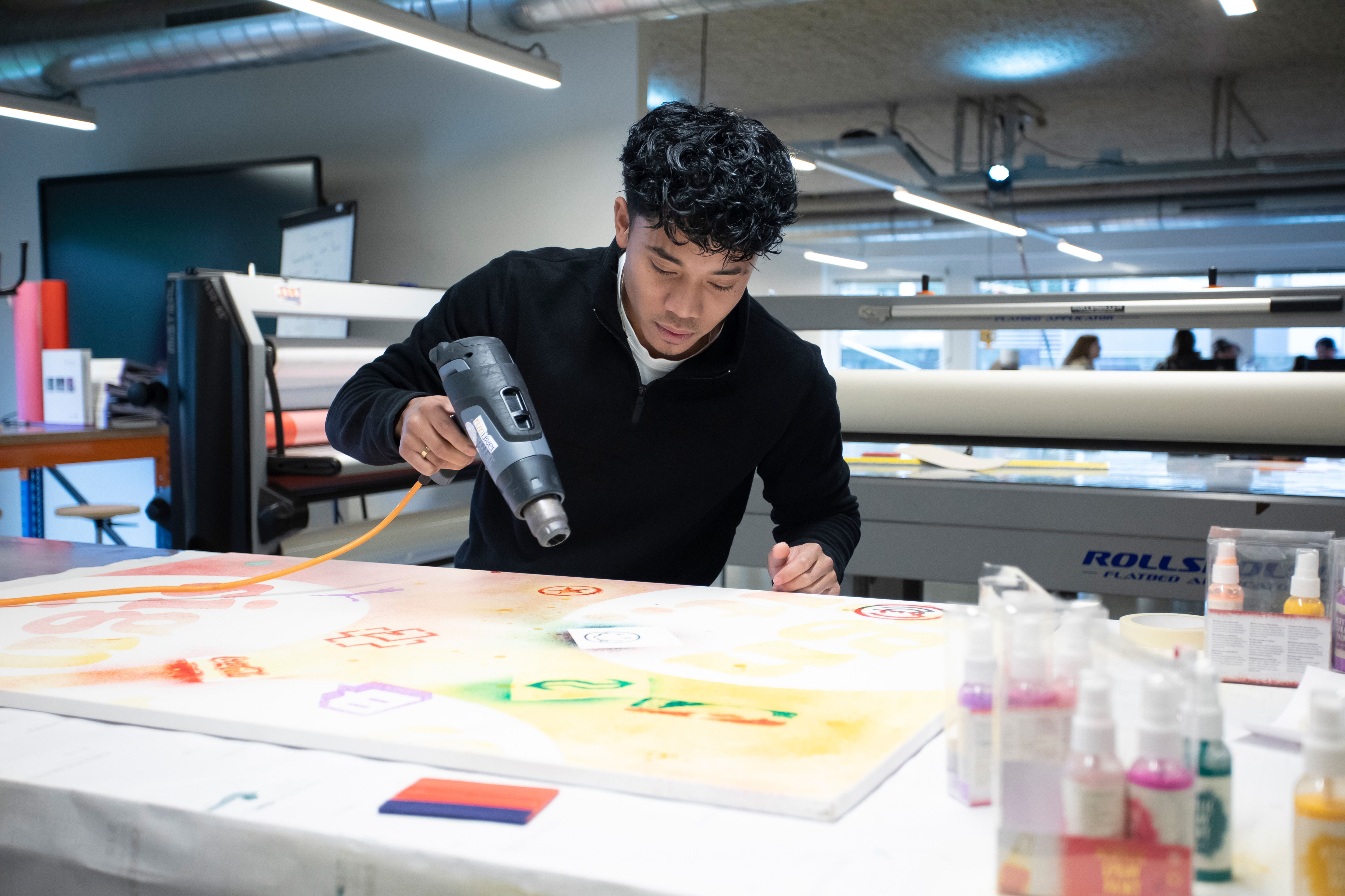 Student is een logo aan het maken