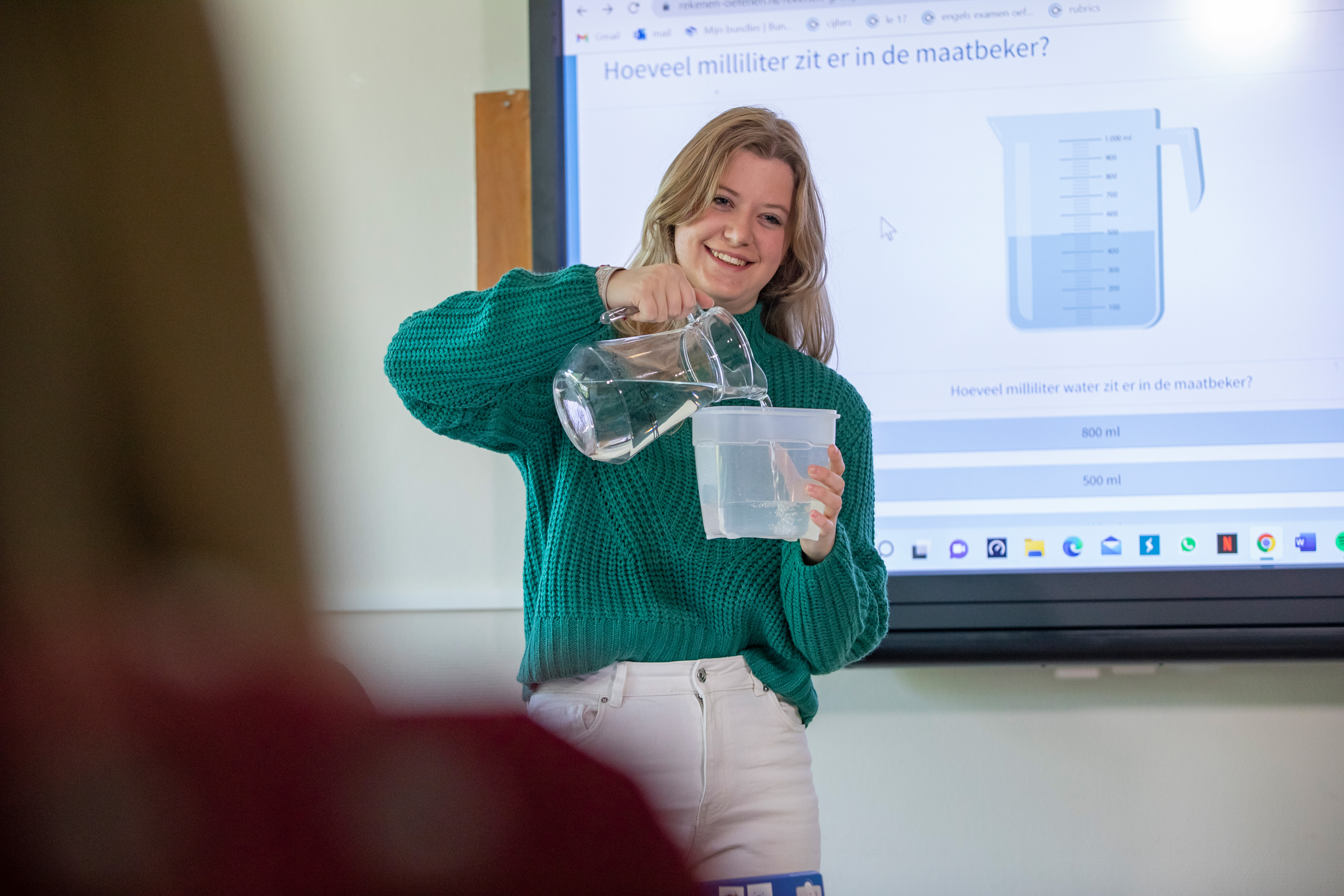 Student houdt kan met water vast voor klas