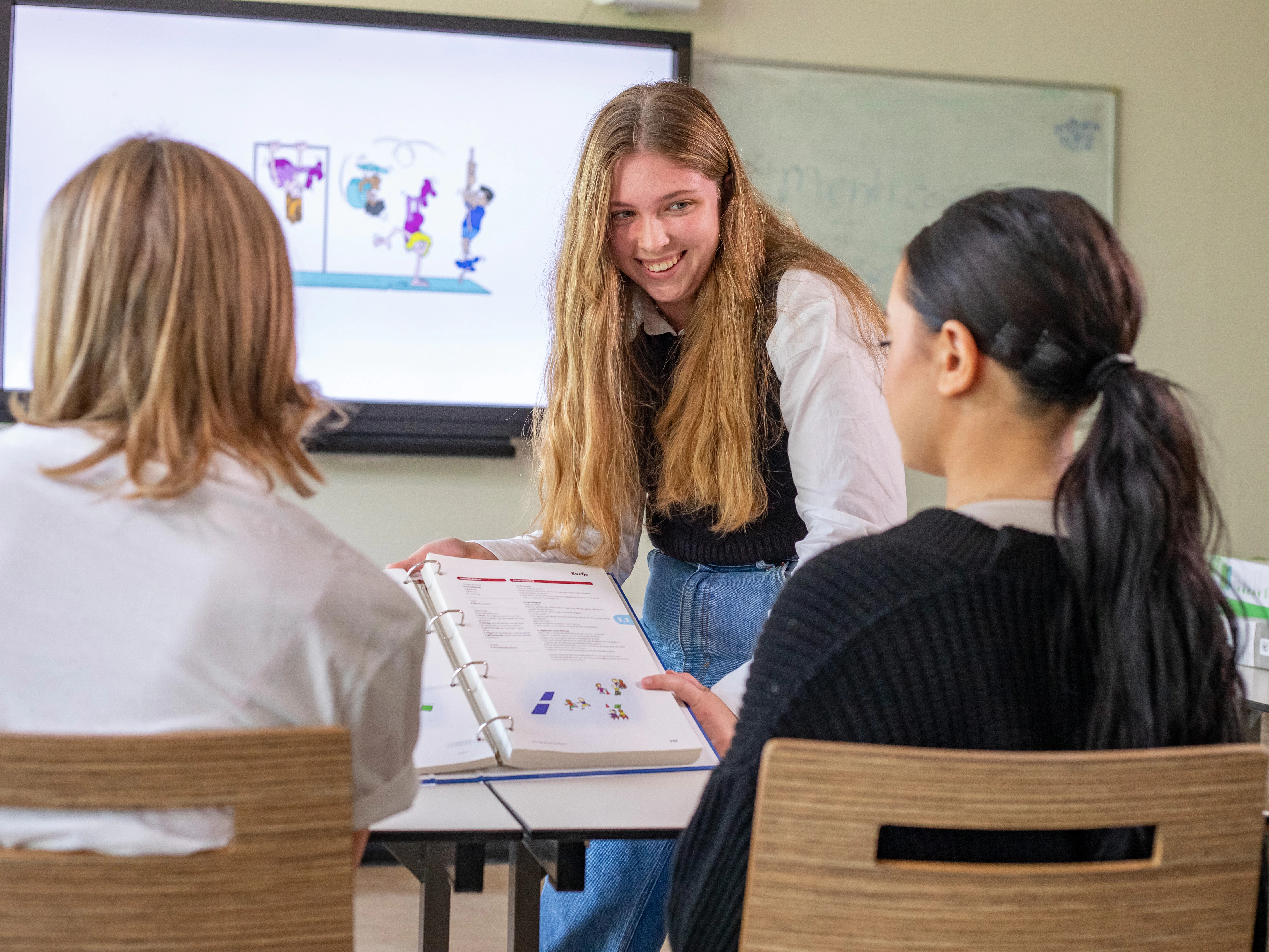 Student staat voor klas studenten