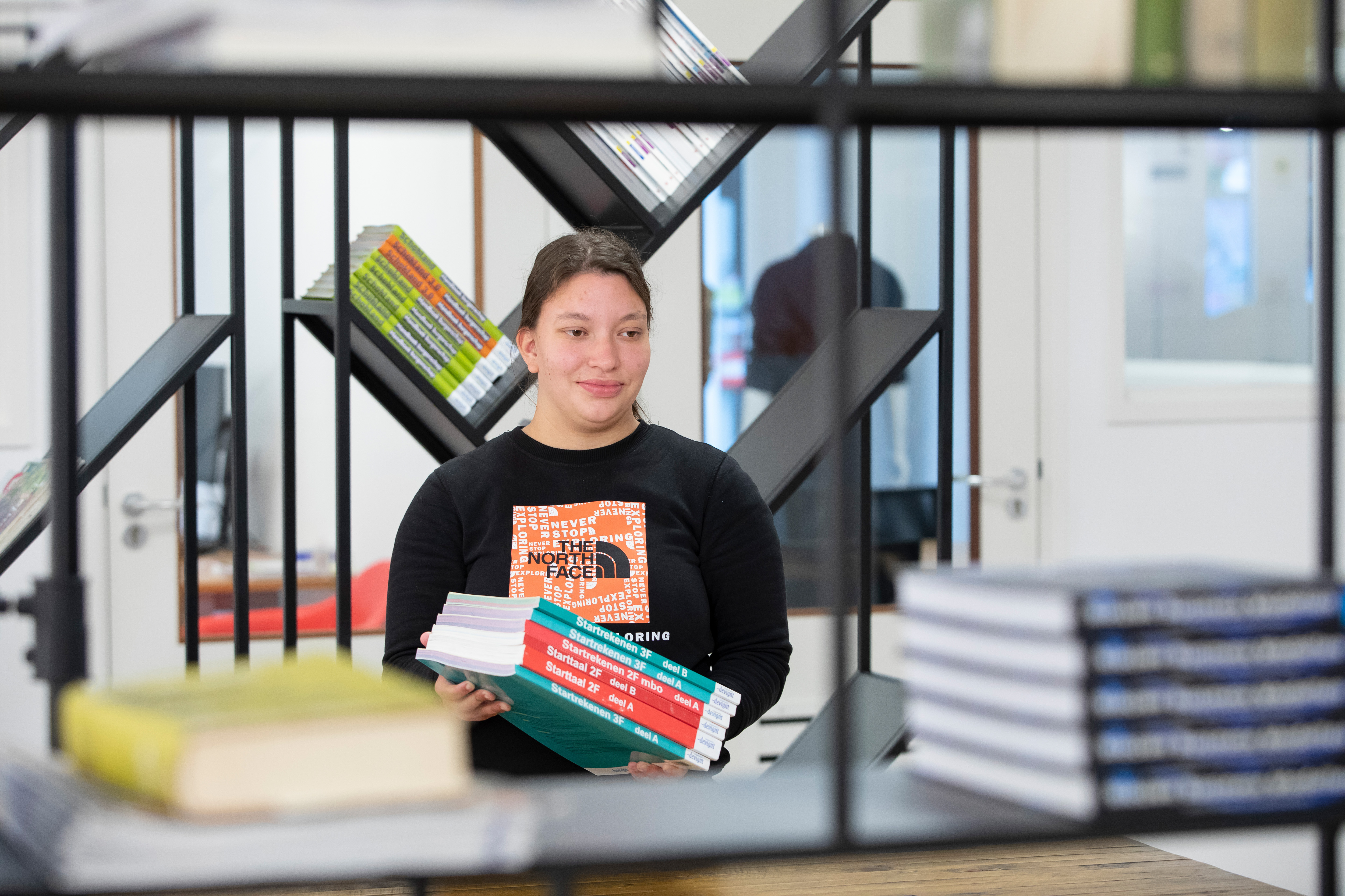 Student zet boeken in kast
