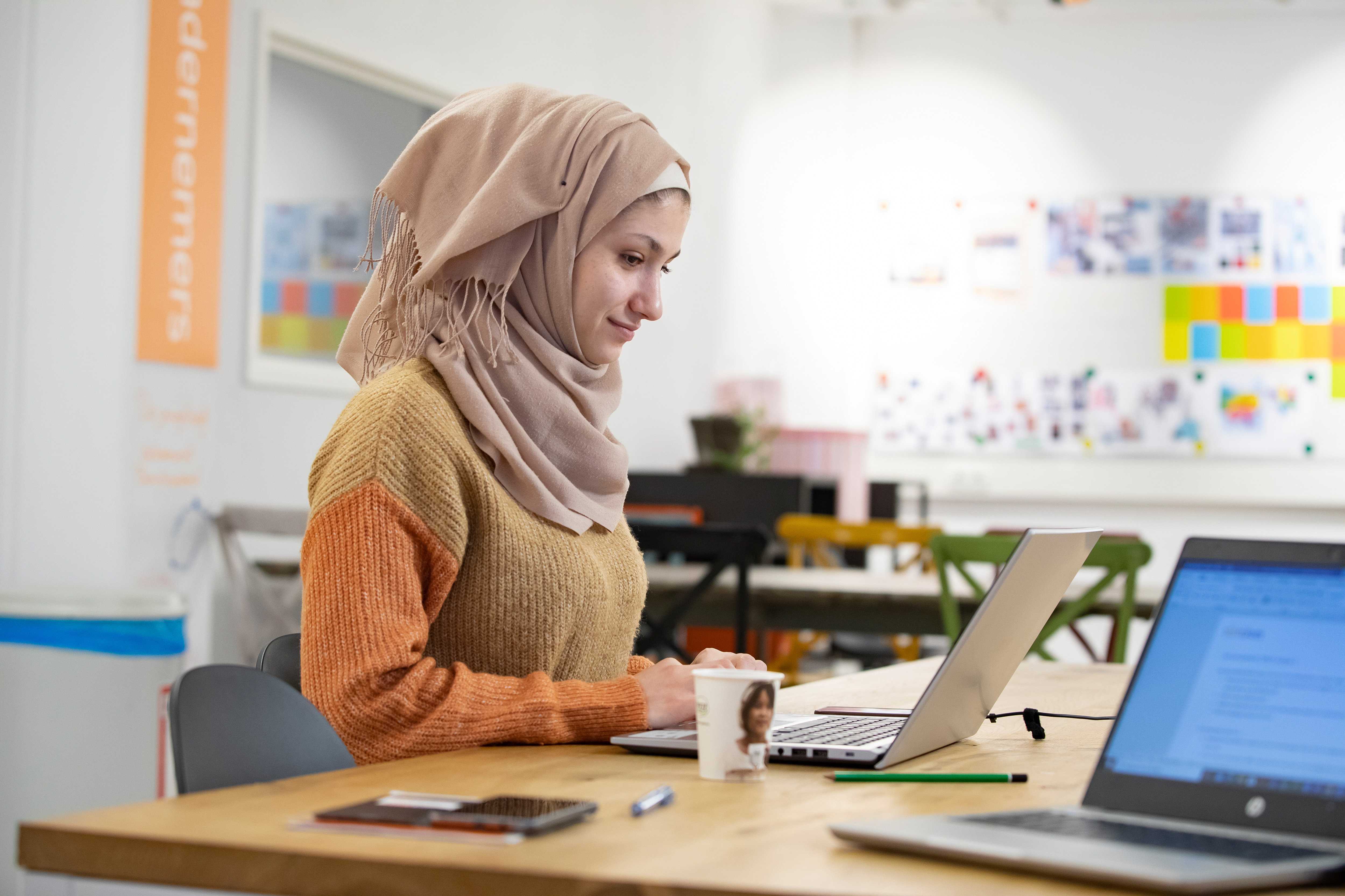 Student werkt op laptop