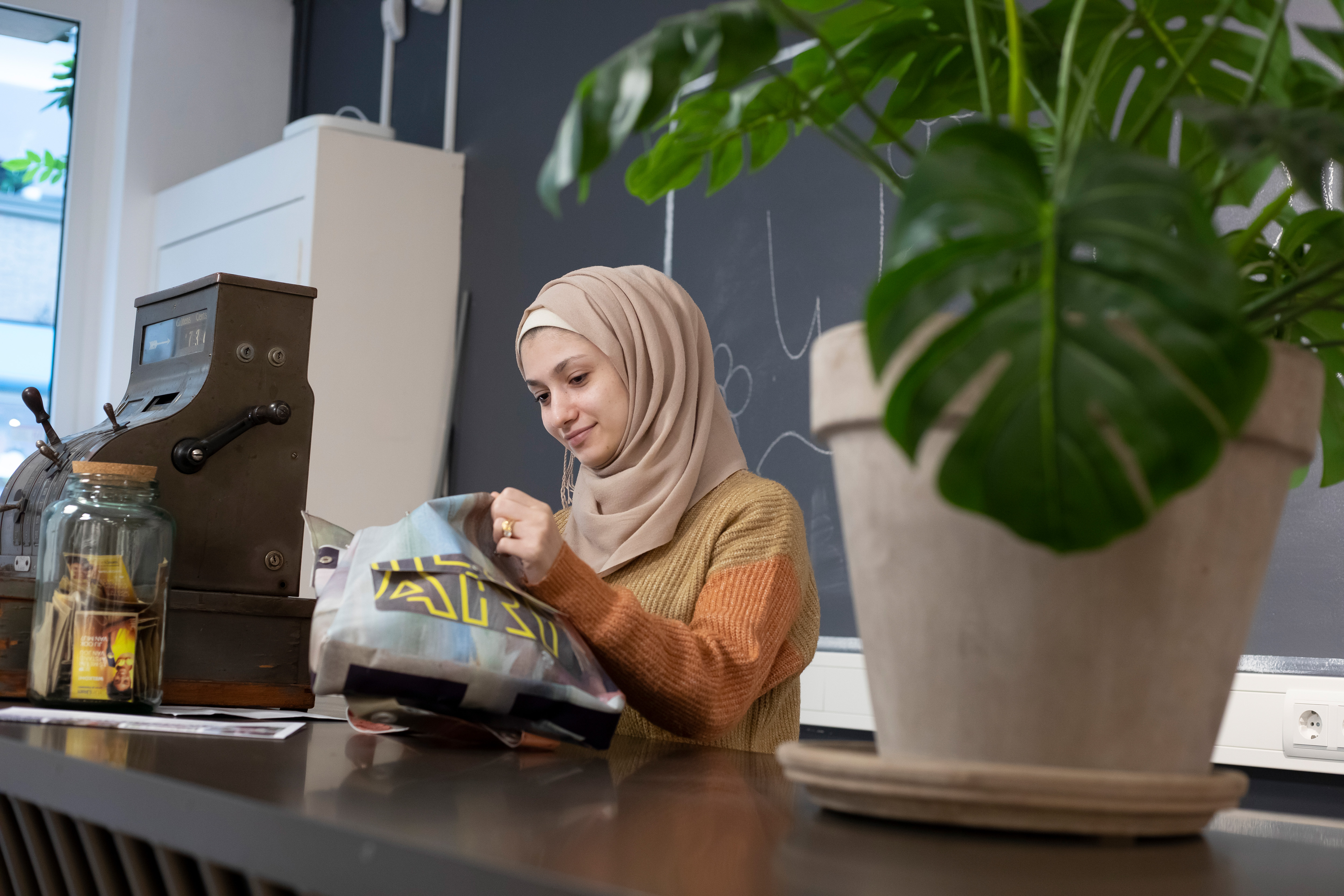 Student staat achter balie