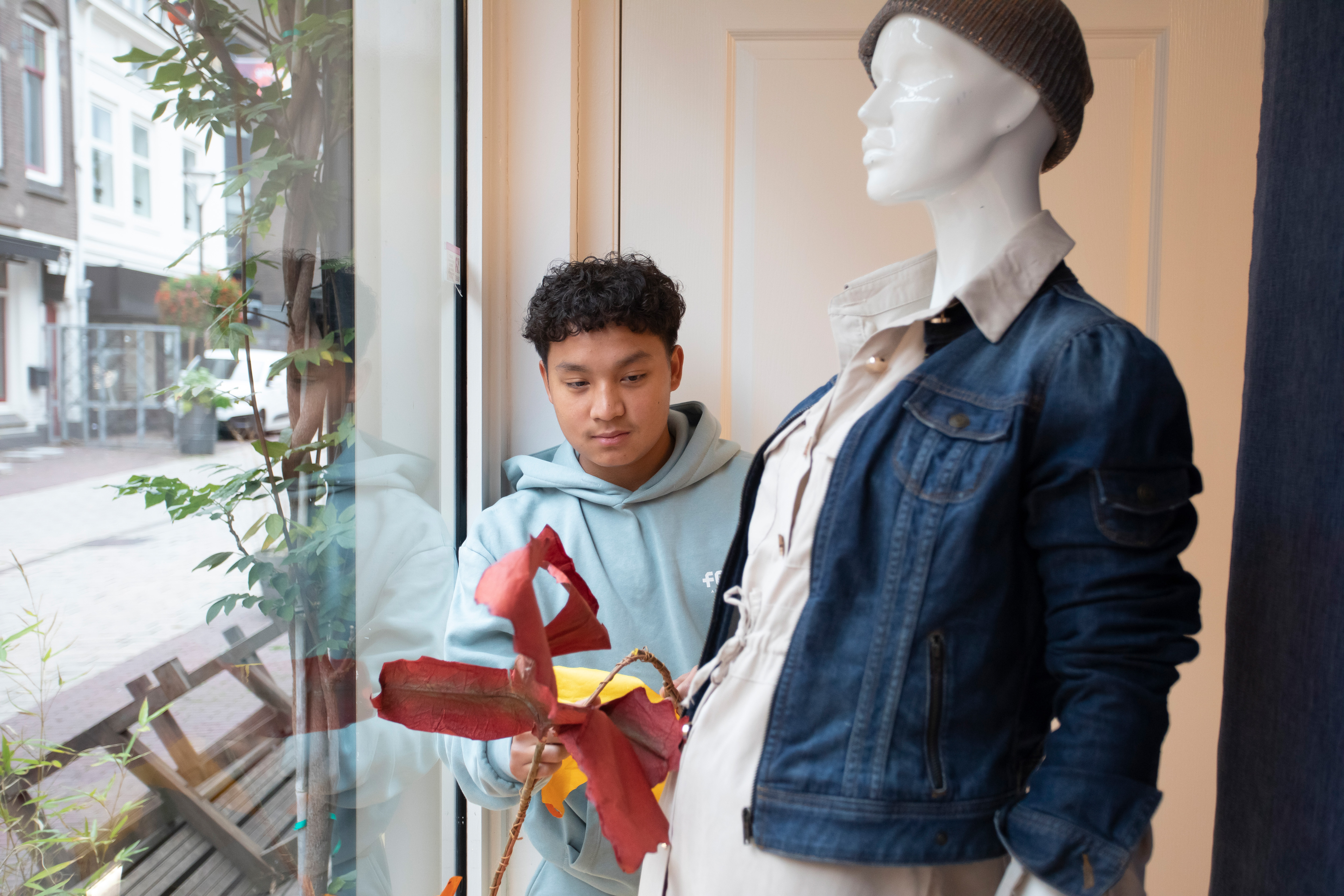 Student kleedt paspop