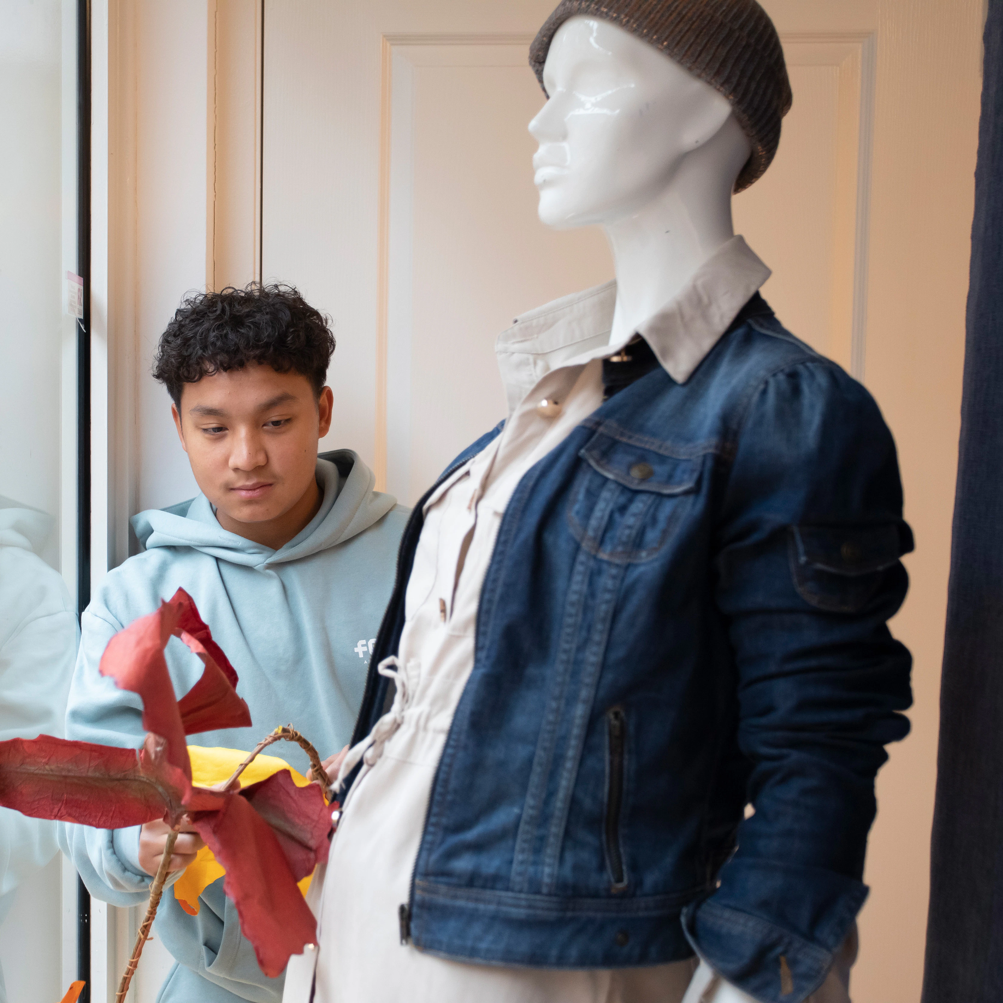 Student kleedt paspop