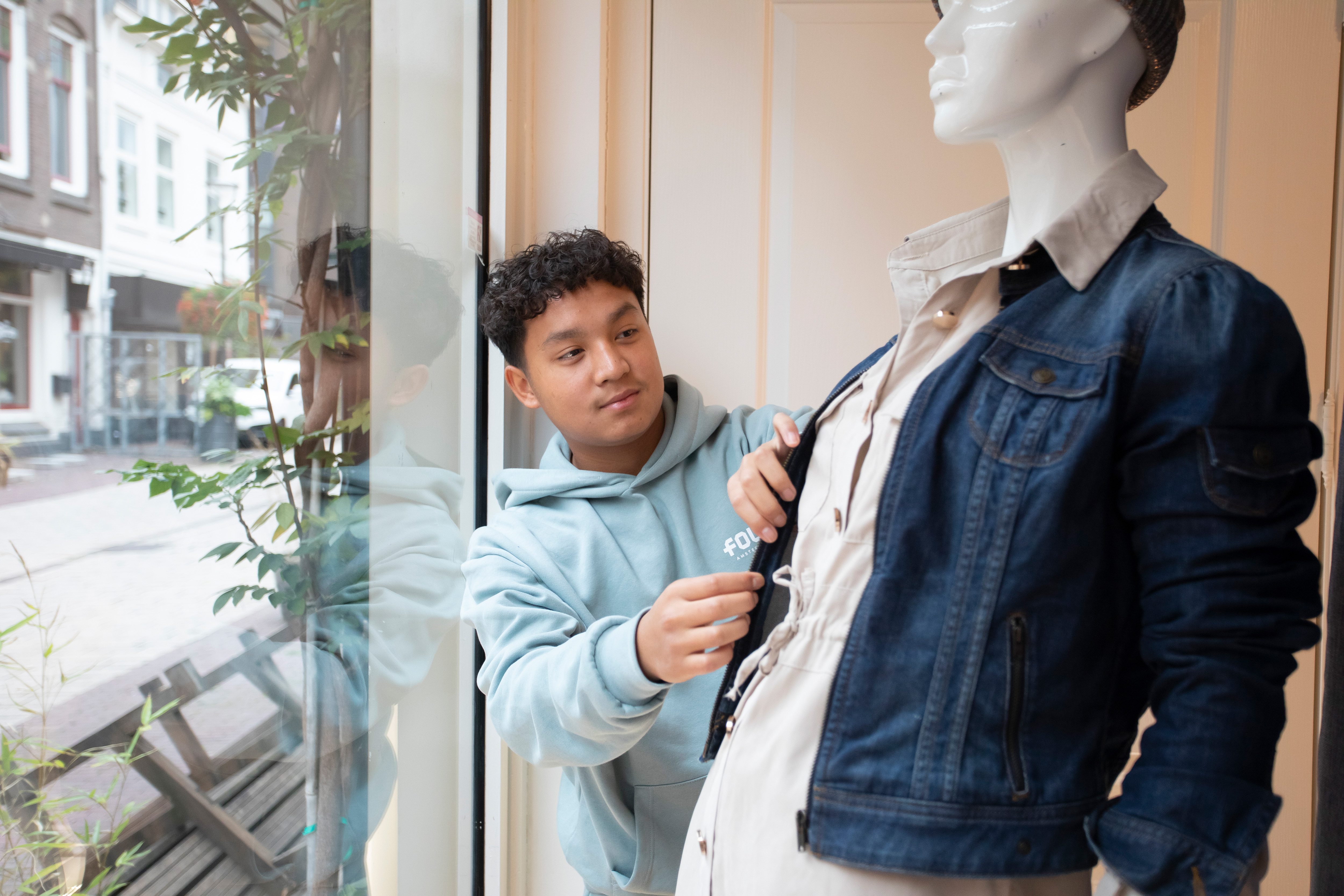 Student houdt boeken vast