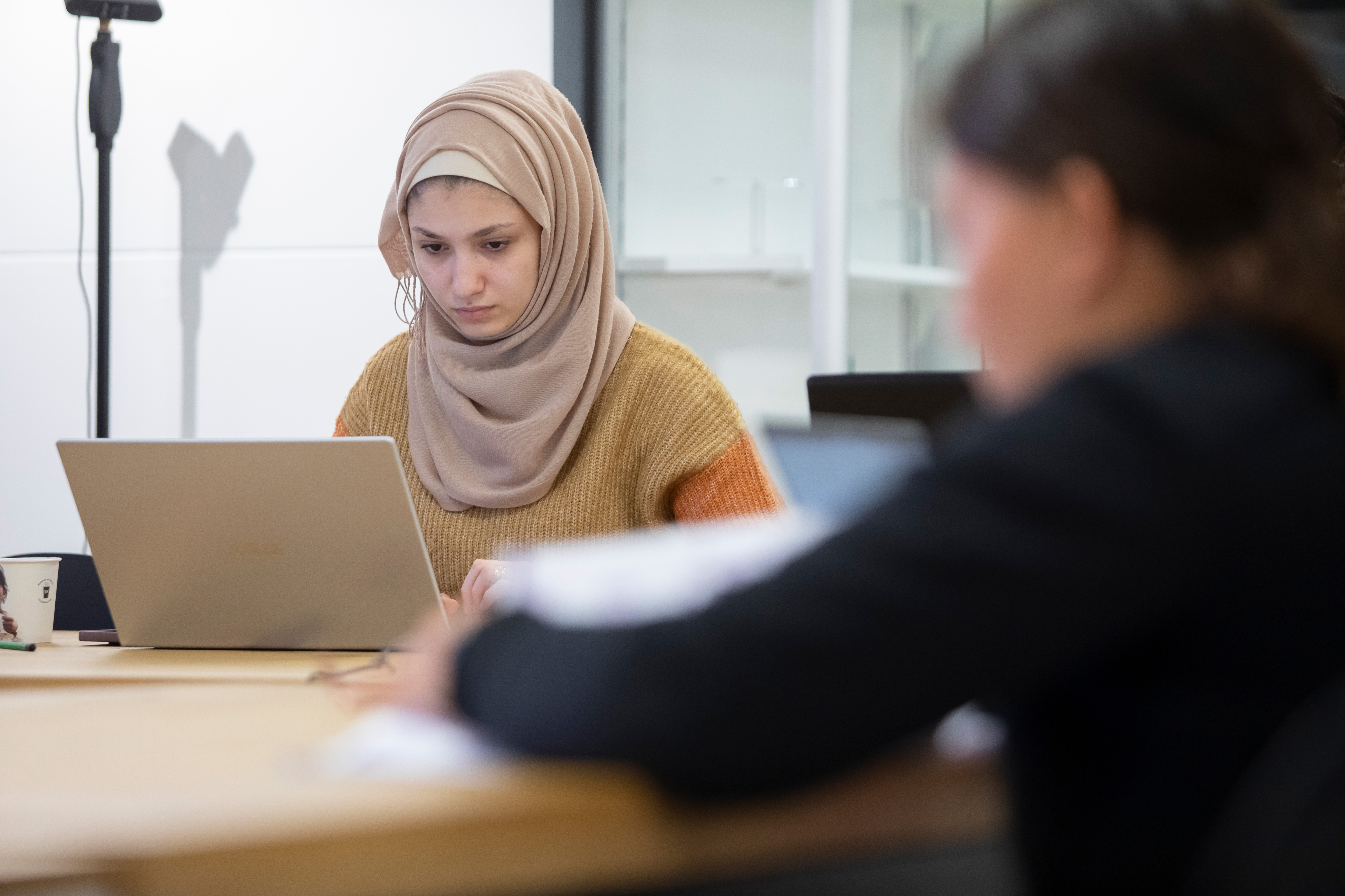 2 studenten werken achter laptop