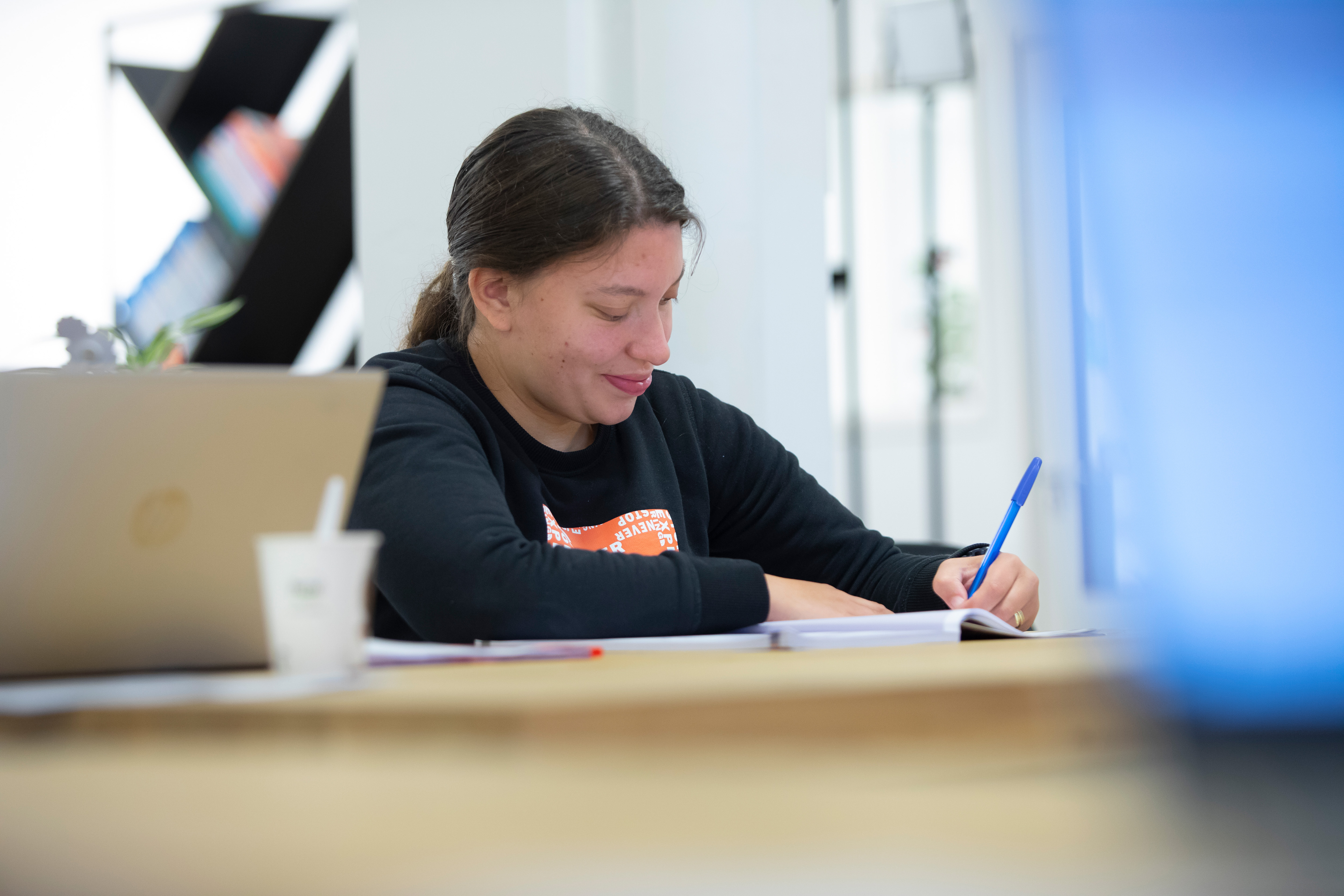 Student schrijft wat op kladblok