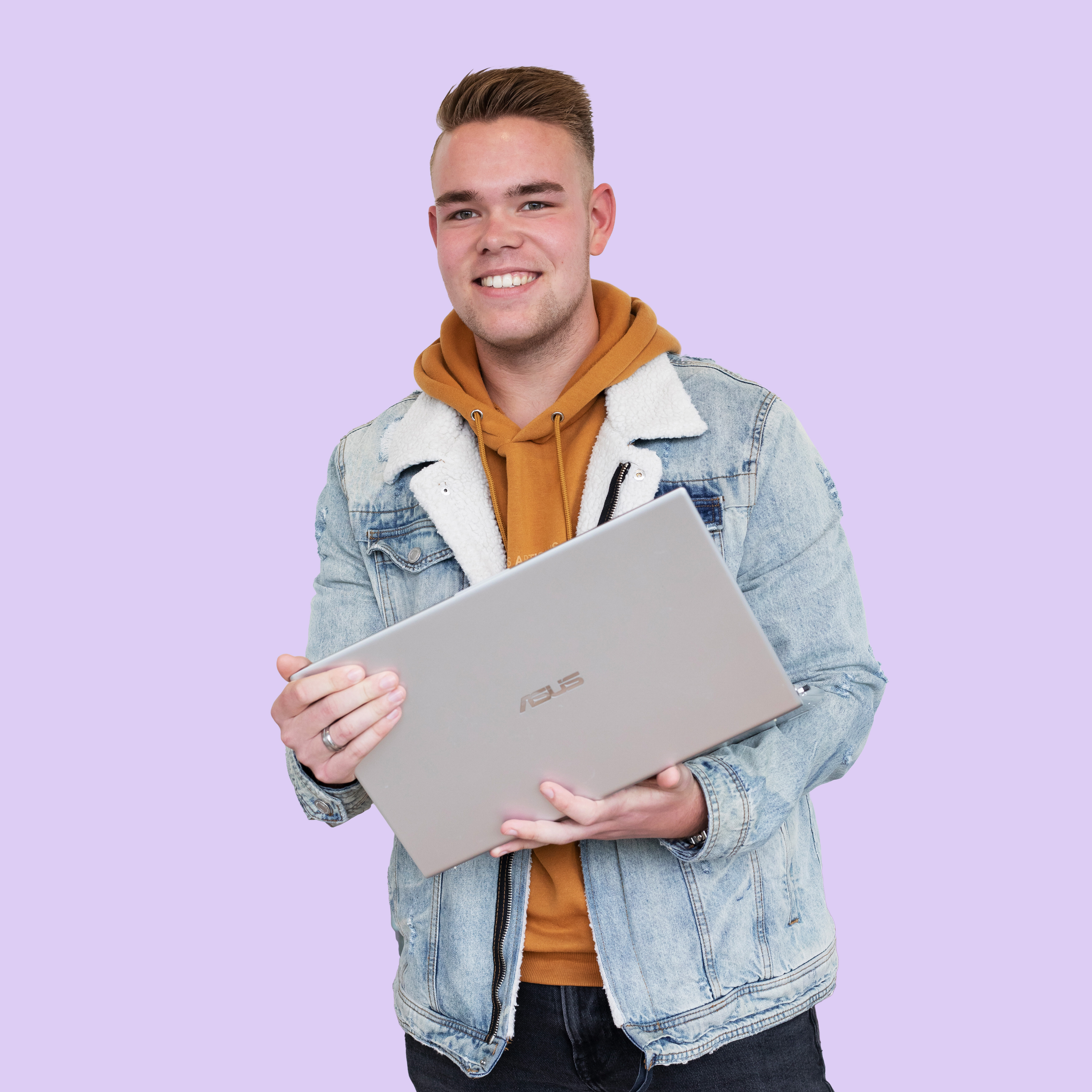 Jongen houdt een laptop vast