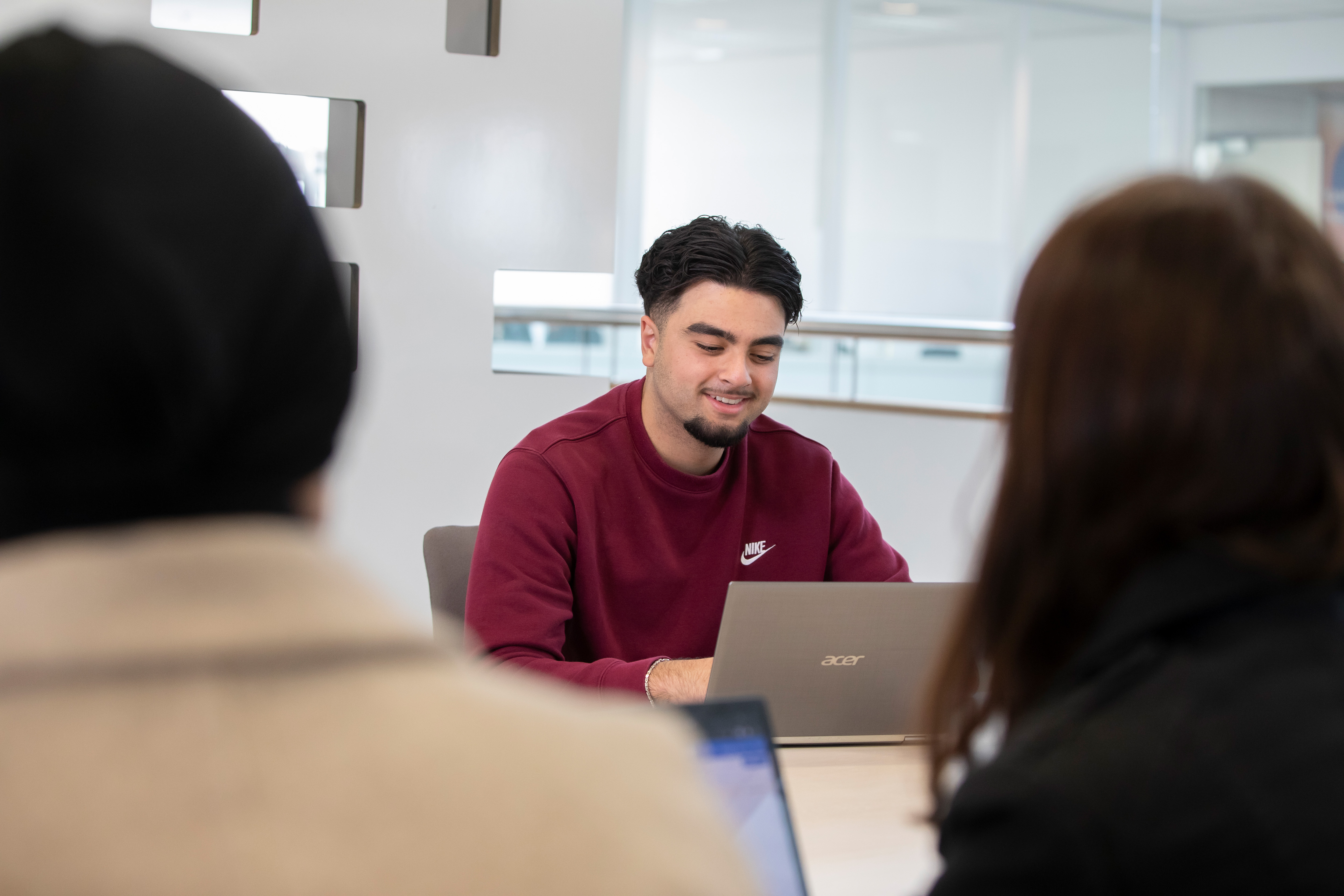 Student zit achter een laptop