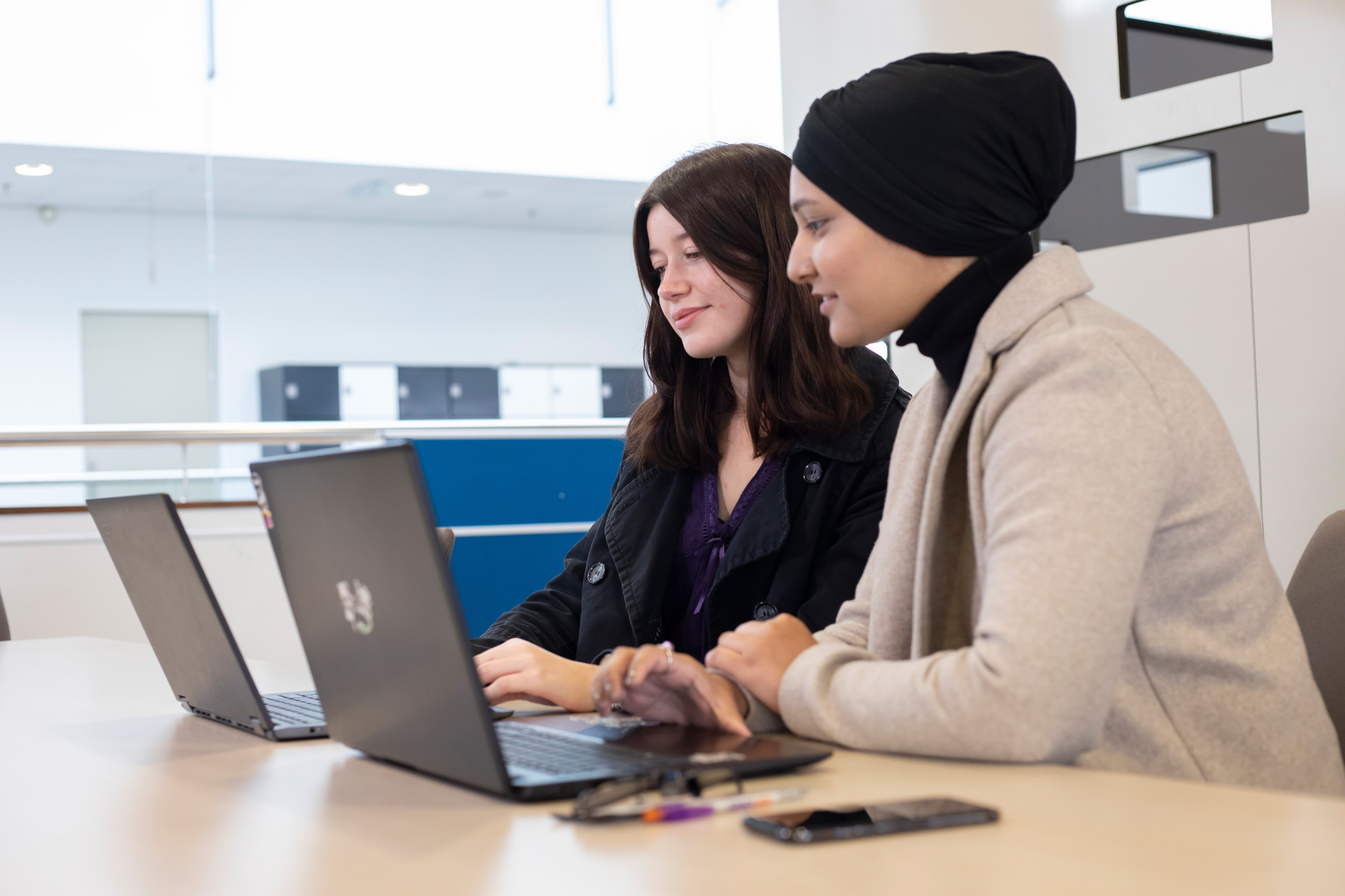 Twee meisjes aan het werk achter een laptop
