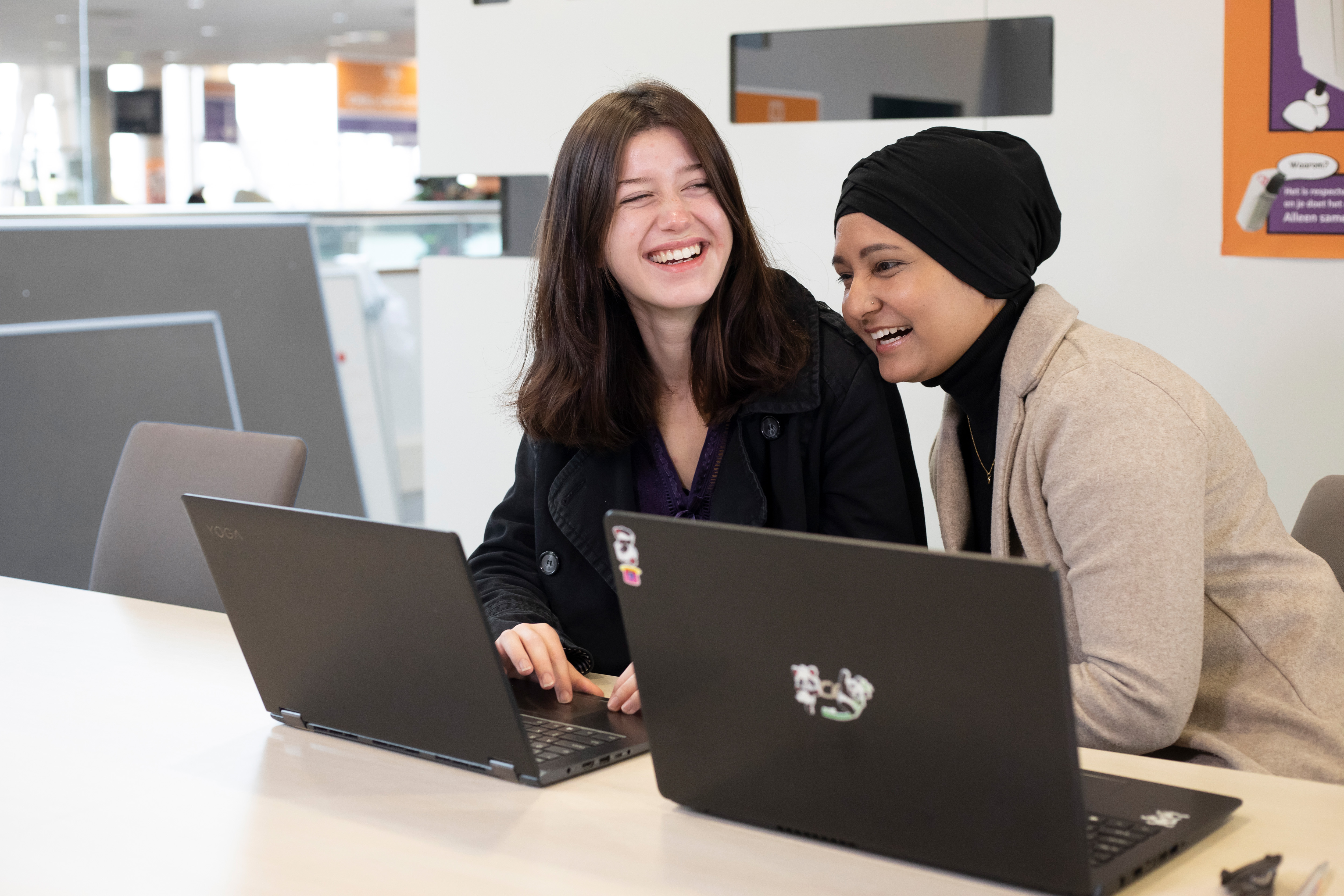 Twee studenten achter een laptop