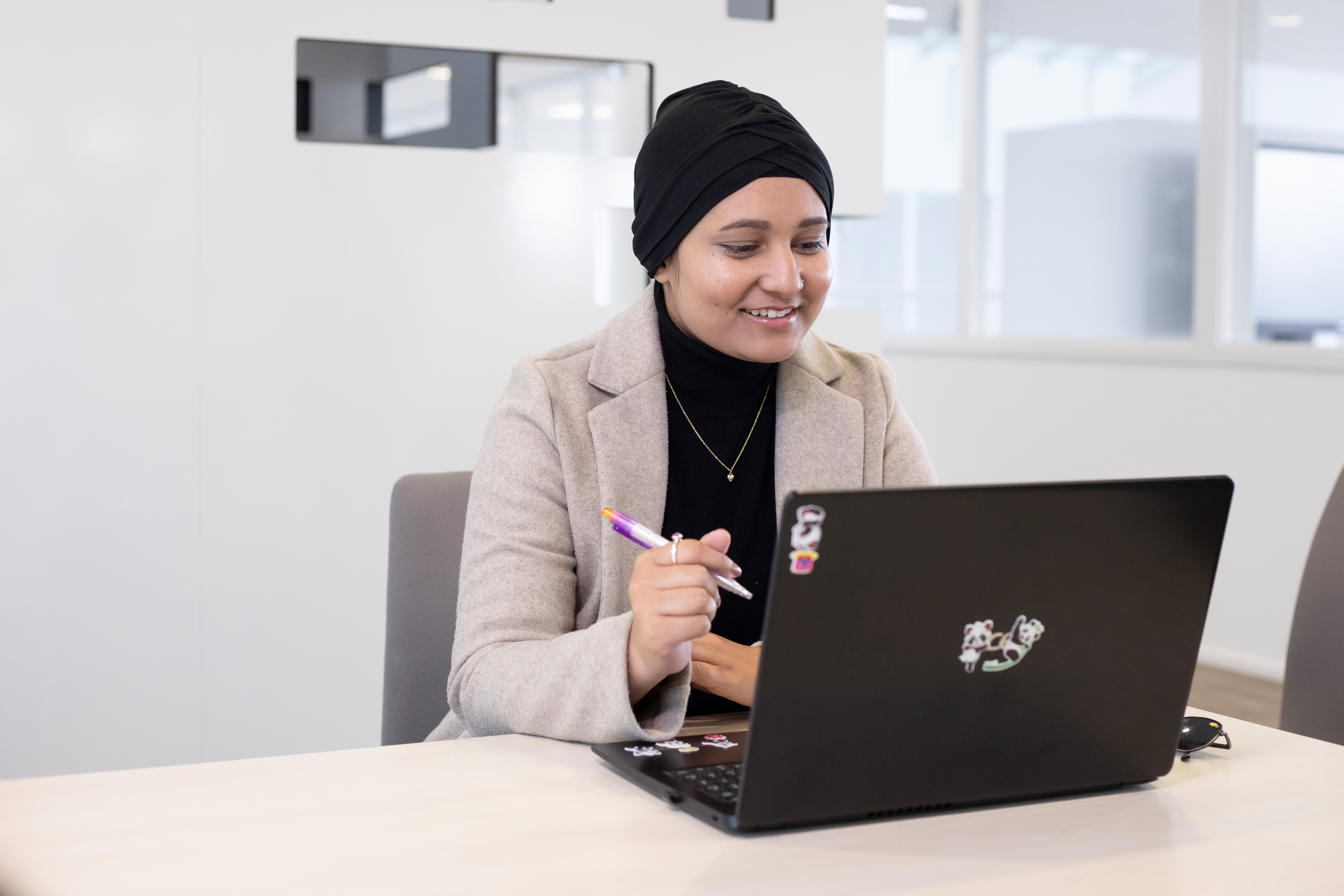 Een meisje aan het werk achter een laptop