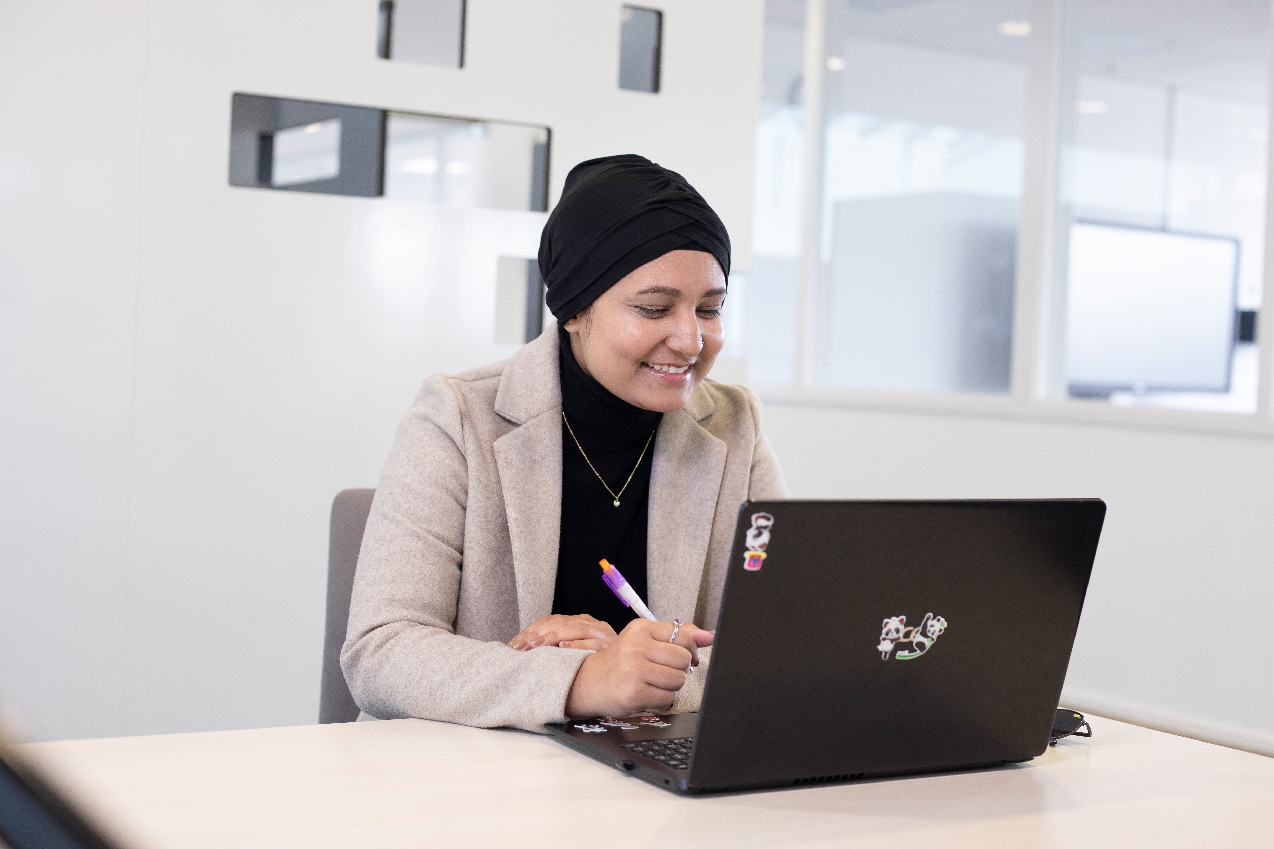 Een meisje aan het werk achter een laptop
