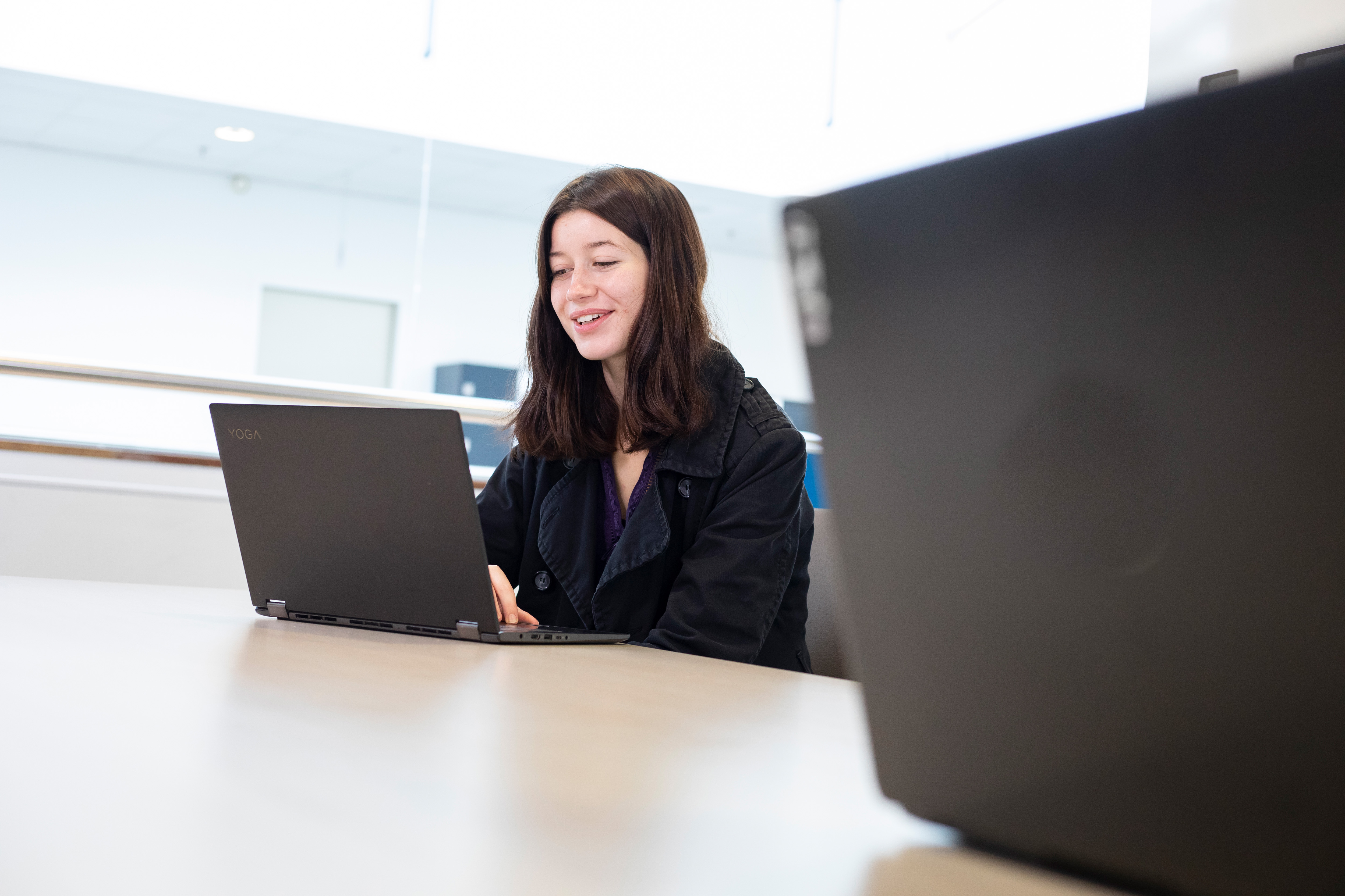 Student werkt op laptop