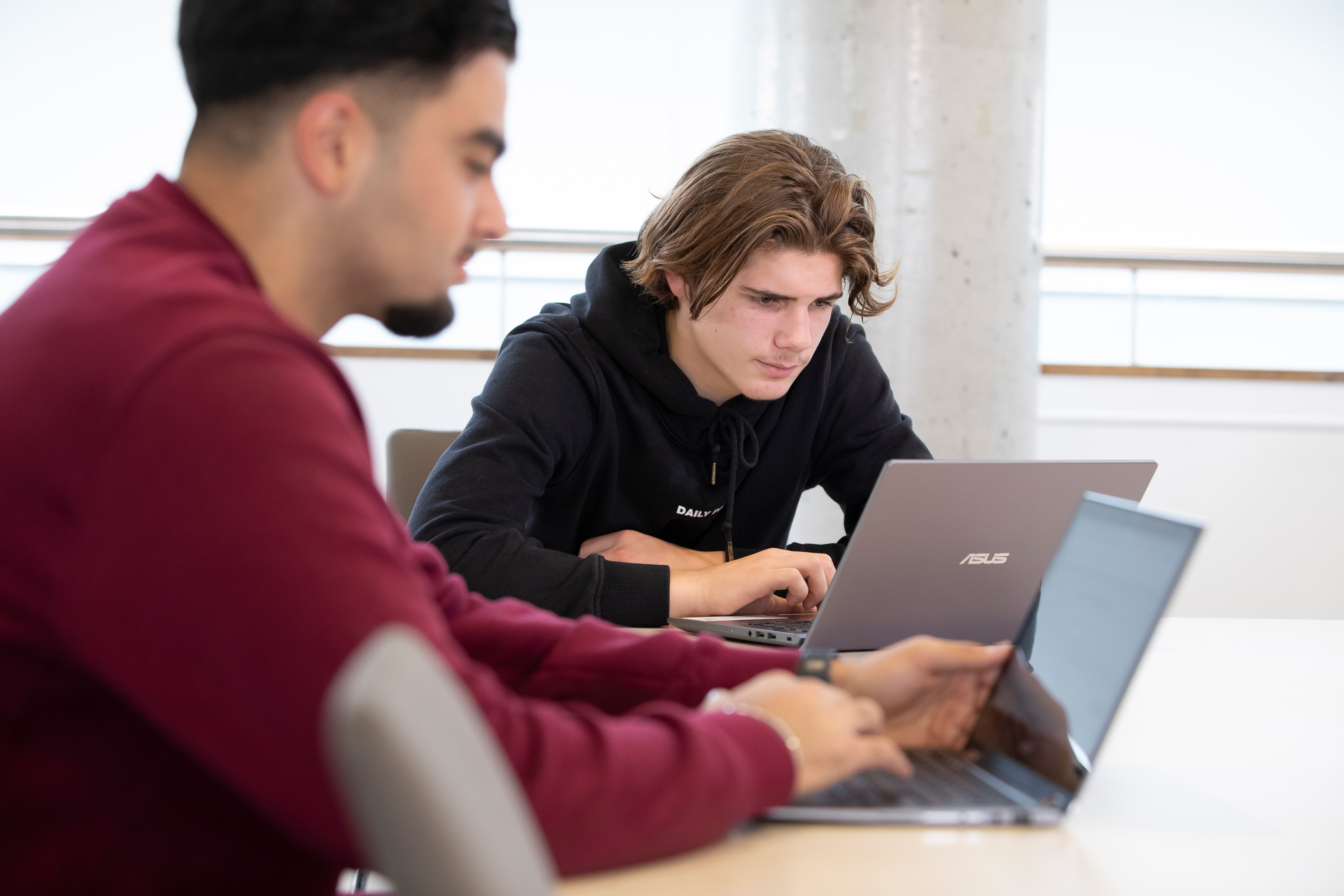 Twee jongens aan het werk achter een laptop
